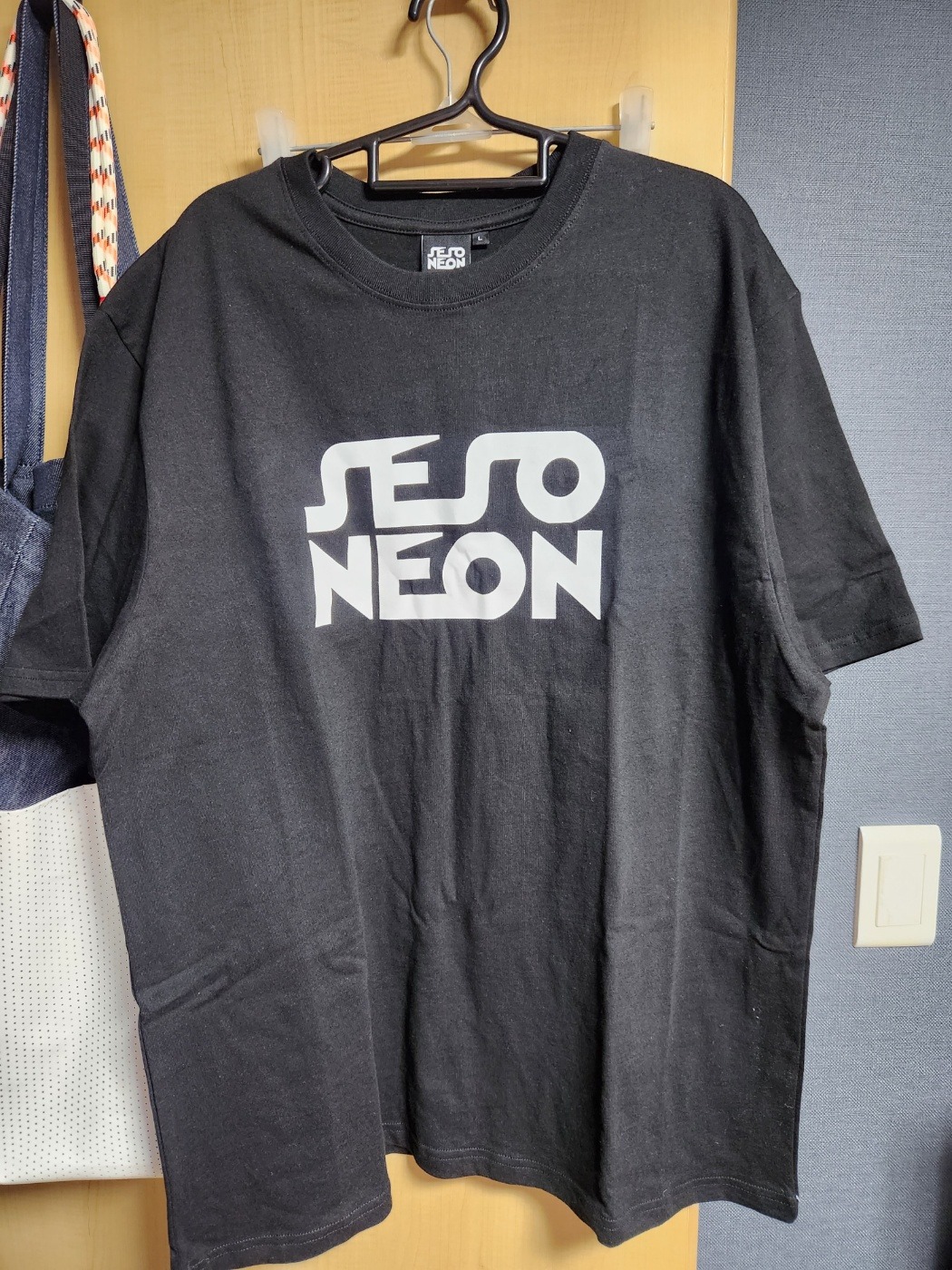 SE SO NEON 새소년 SE SO NEON World Tour T-Shirt (Charcoal