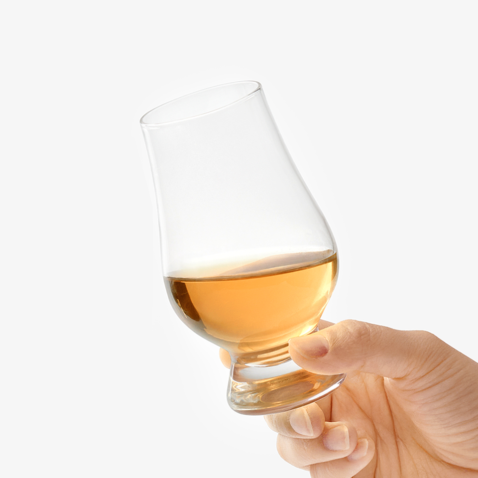 위스키 테이스팅 글라스 (250ml)-위스키 색깔을 감상할 수 있도록, 넓은 볼로 설계된 위스키 테이스팅 글라스 (250ml) 입니다.  넓은 볼 형태로 설계되어 위스키 색깔을 감상할 수 있는 위스키 테이스팅 글라스 (250ml). 손에 편안하게 잡히는 그립감. 향을 더욱 풍부하게 즐길 수 있음. 선명한 커스텀 풀 컬러 인쇄가 가능해 개인 맞춤 디자인으로 특별한 메시지를 담아 제작할 수 있음. 소상공인, 동호회, 개인 선물용으로 최적화된 아이템입니다. 커스텀 제작 상품, 마플