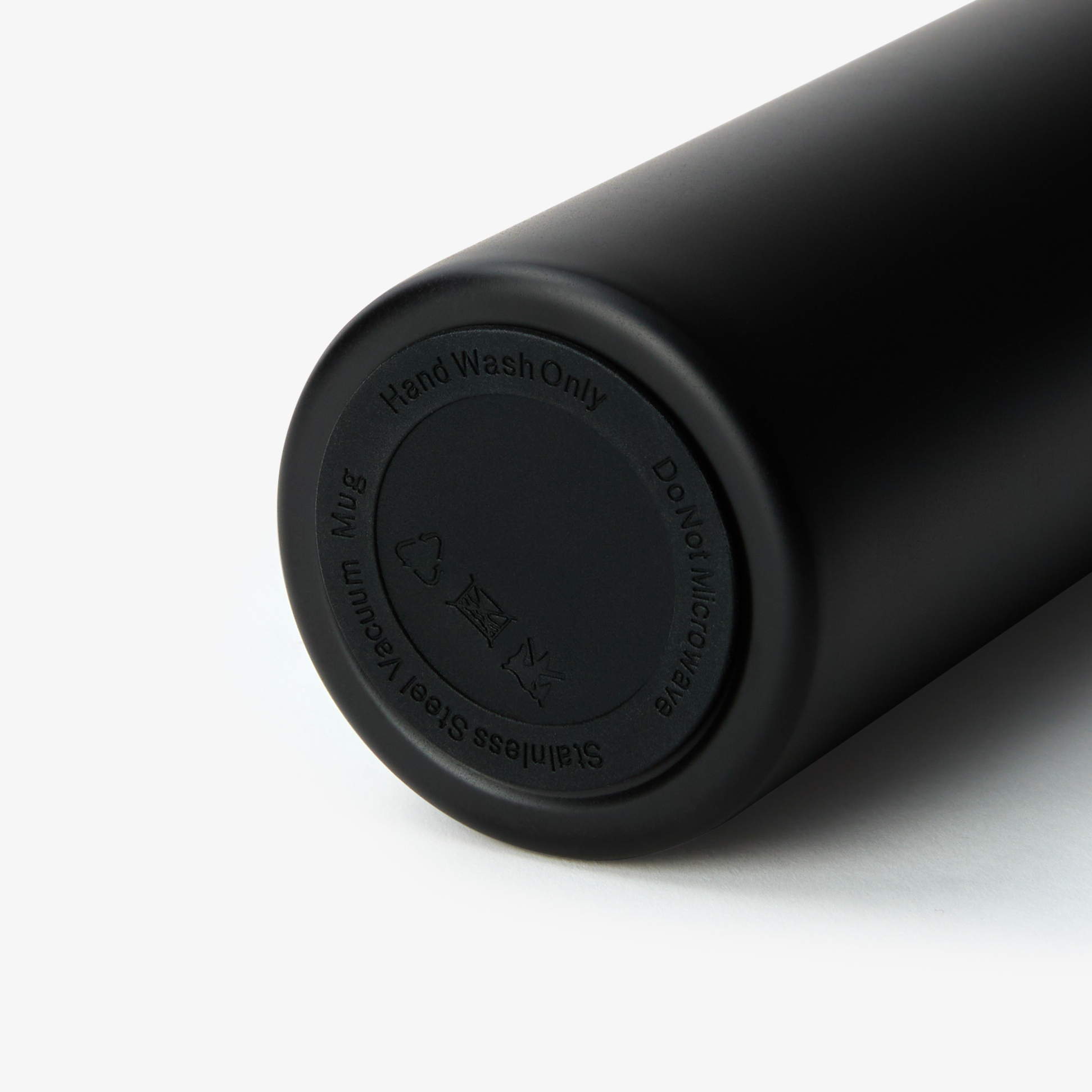 하단에 부착된 스토퍼가 내려놓을 때 발상하는 소음과 미끄러짐을 방지하는 마플 커스텀 제작 슬림 진공 스텐 텀블러 500ml