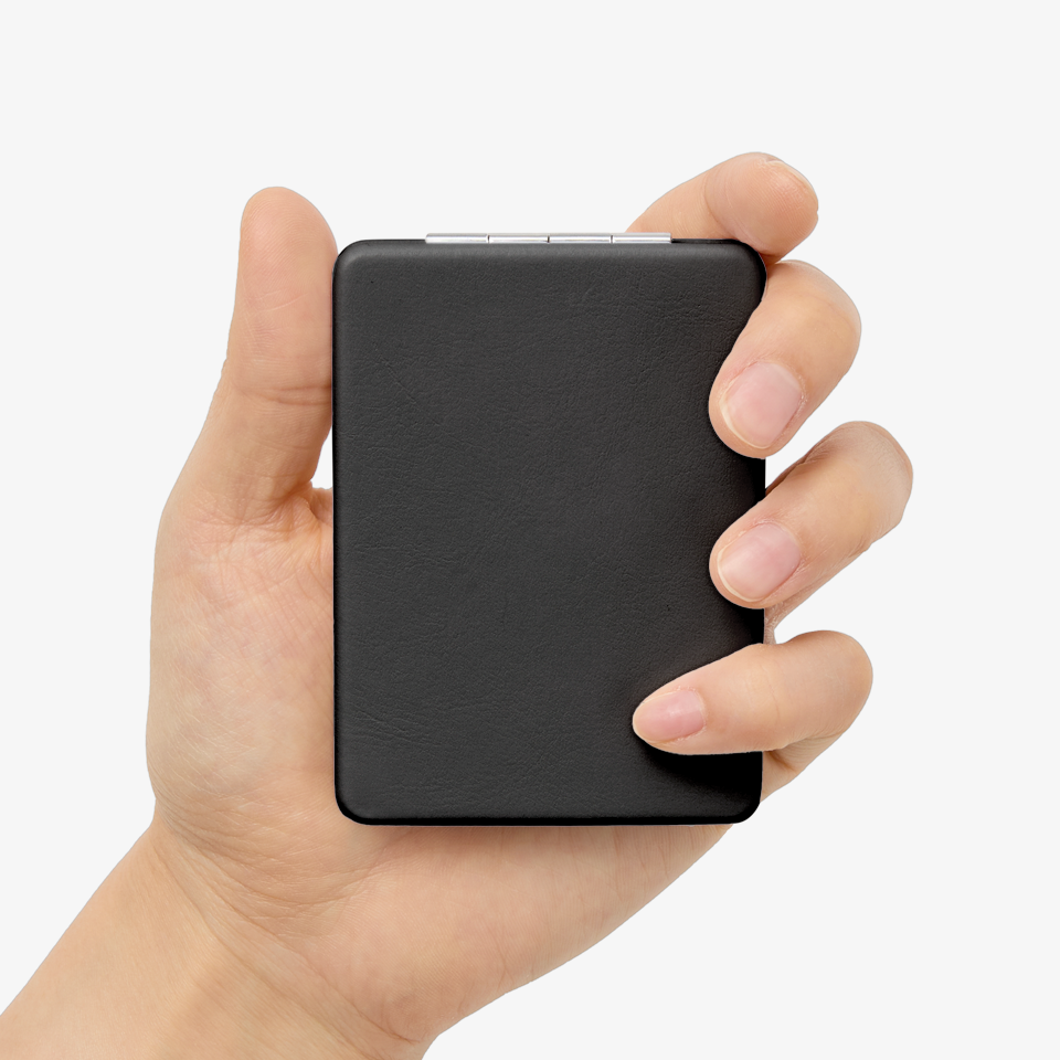 휴대용 손거울 (직사각형)-한 손에 들어오는 컴팩트한 크기의 직사각 손거울입니다. 고급 가죽 질감의 접이식 직사각형 손거울. 배율 거울 2면으로 실용적이며, 한쪽 면 인쇄로 커스텀 제작 가능! 웰컴키트·굿즈·선물용으로 완벽한 휴대용 거울. 커스텀 제작 상품, 마플