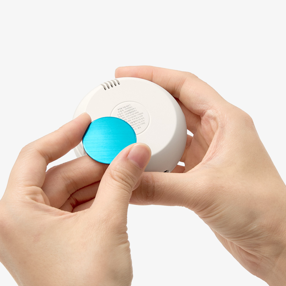 마그네틱 스티커로 벽면이나 거울에 부착해 사용할 수 있는 UV-C 휴대용 칫솔 살균기 커스텀 제작