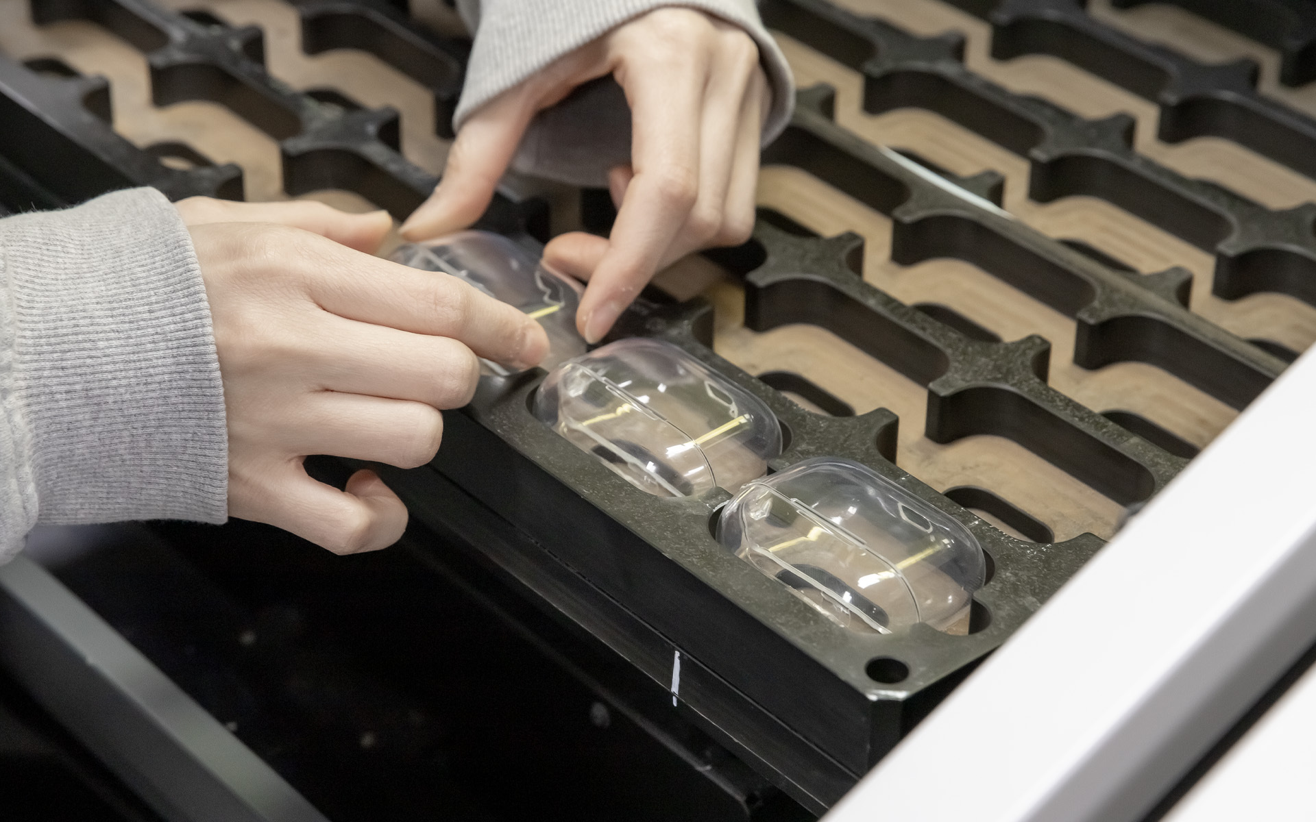 고속 무선 충전 케이블 키트-15W 고속 무선 충전이 가능한 케이블 키트입니다. C타입·라이트닝·마이크로5핀 커넥터와 SIM TOOL 세트까지, 작지만 알찬 구성의 케이블 키트. 15W 고속 무선 충전 기능과 UV 풀 컬러 인쇄로 로고나 이미지를 자유롭게 표현할 수 있어 판촉용으로 활용하기 좋아요. 커스텀 제작 상품, 마플