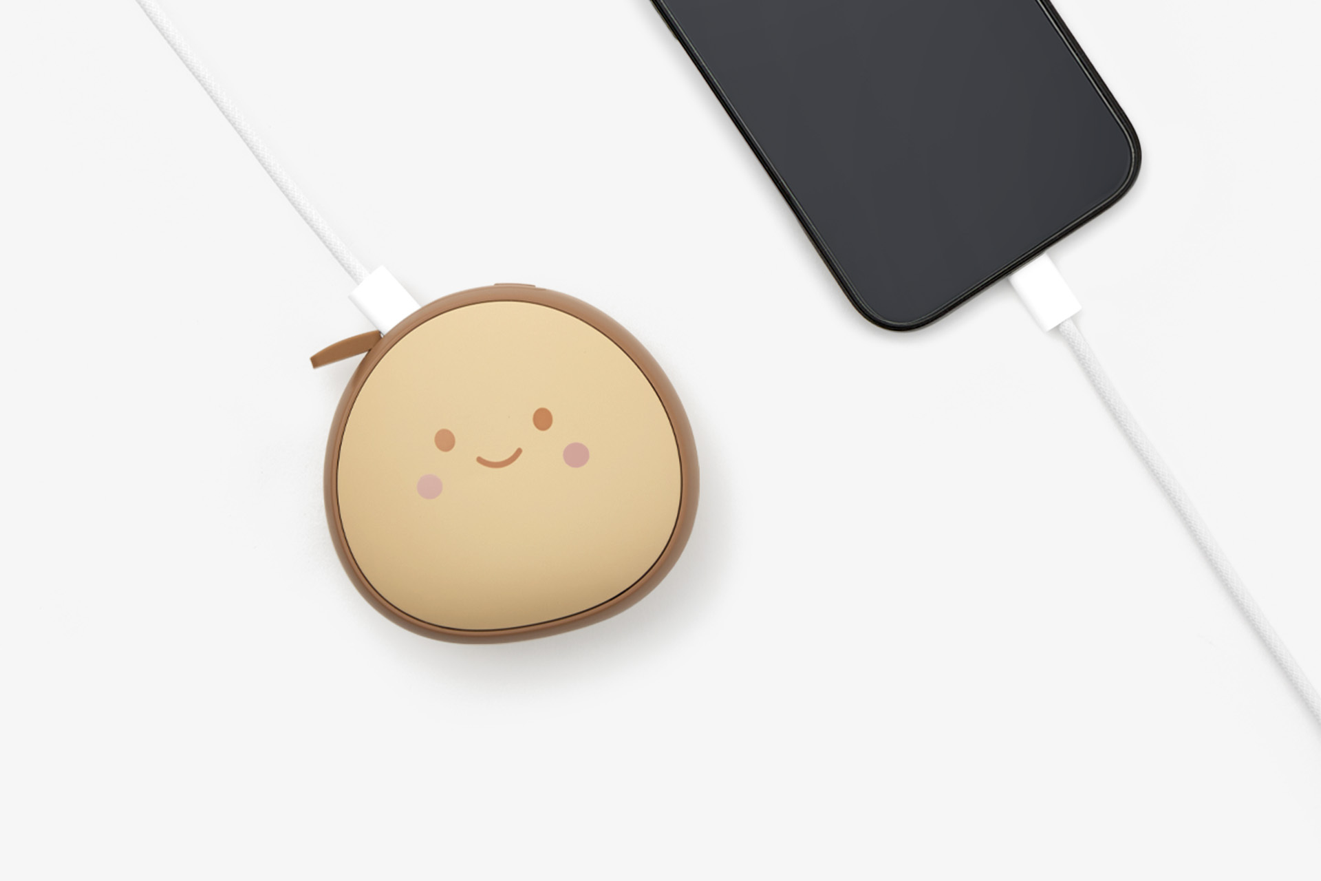 커스텀 제작이 가능한 아뜨뜨 알밤 손난로 보조배터리. 스마트폰을 간편하게 충전할 수 있는 양면 발열 손난로 휴대용 아이템. 