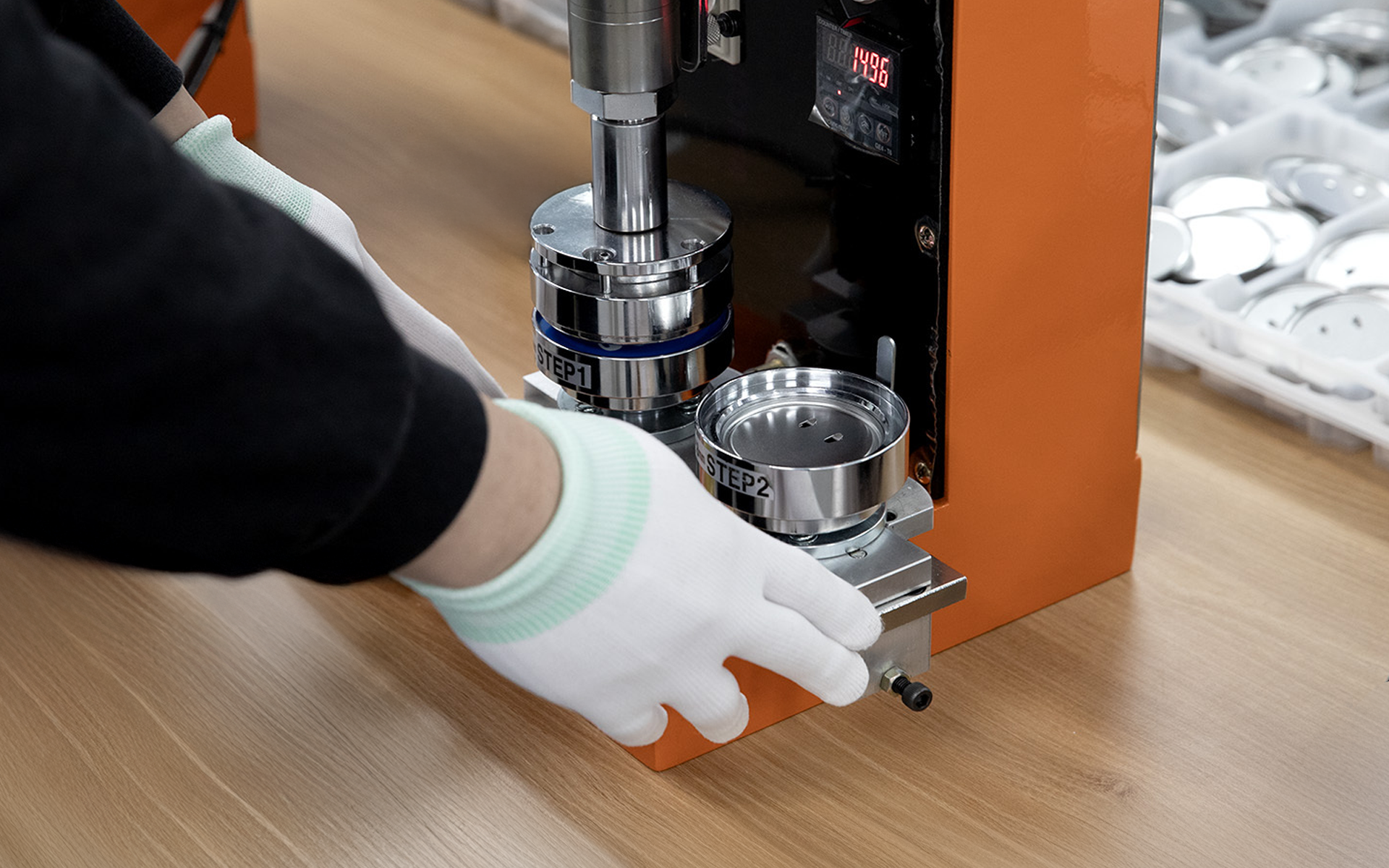 휴대용 손거울 (정사각형)-한 손에 들어오는 컴팩트한 크기의 사각형 손거울입니다.  부드러운 가죽 질감의 접이식 정사각형 손거울. 배율 2면 구조로 실용적이며, 로고·이미지 인쇄 커스텀 제작 가능! 브랜드 굿즈·단체 기념품·웰컴키트 제작에 적합한 고급 휴대용 거울 커스텀 제작 상품, 마플