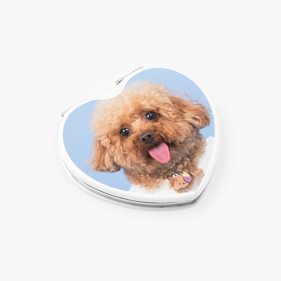 휴대용 손거울 (하트)-한 손에 들어오는 컴팩트한 크기의 하트 손거울입니다. 사랑스러운 하트 디자인의 휴대용 손거울. 부드러운 가죽 질감의 접이식 구조로 로고·문구 등 커스텀 제작 인쇄 가능! 웰컴키트·기념품·브랜드 굿즈 제작에 추천. 커스텀 제작 상품, 마플