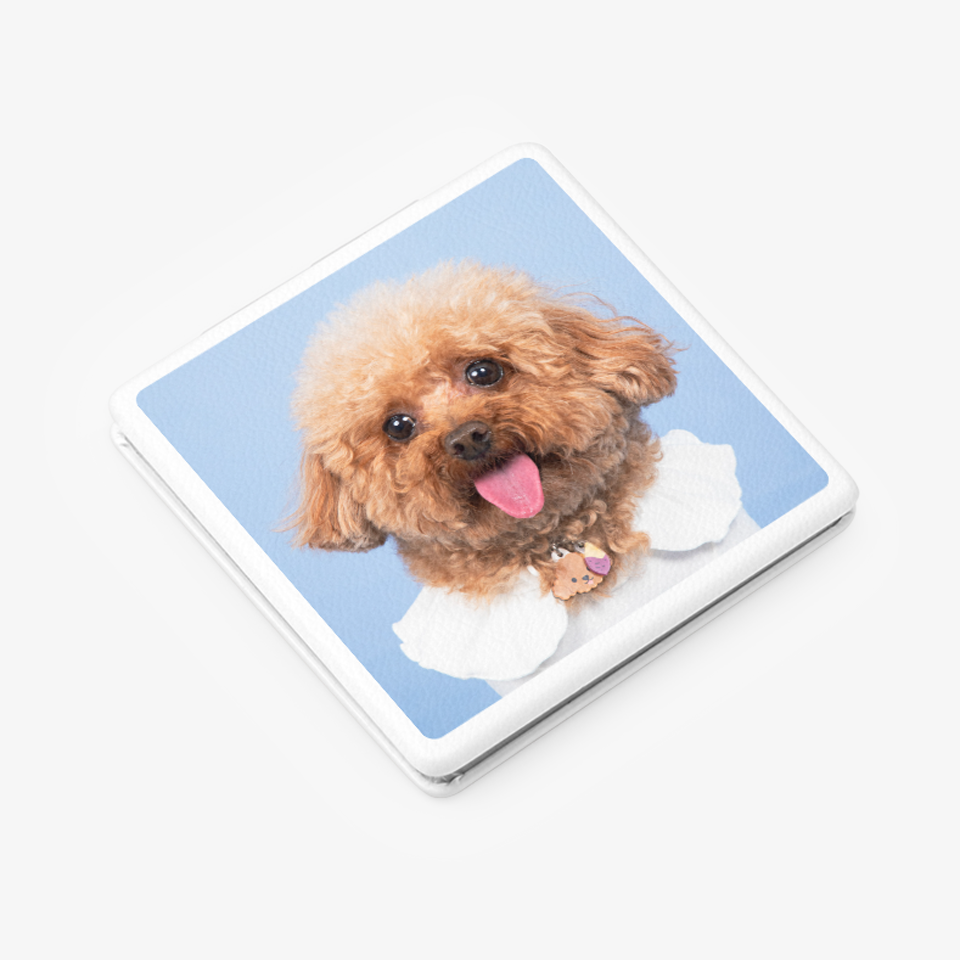 휴대용 손거울 (정사각형)-한 손에 들어오는 컴팩트한 크기의 사각형 손거울입니다.  부드러운 가죽 질감의 접이식 정사각형 손거울. 배율 2면 구조로 실용적이며, 로고·이미지 인쇄 커스텀 제작 가능! 브랜드 굿즈·단체 기념품·웰컴키트 제작에 적합한 고급 휴대용 거울 커스텀 제작 상품, 마플