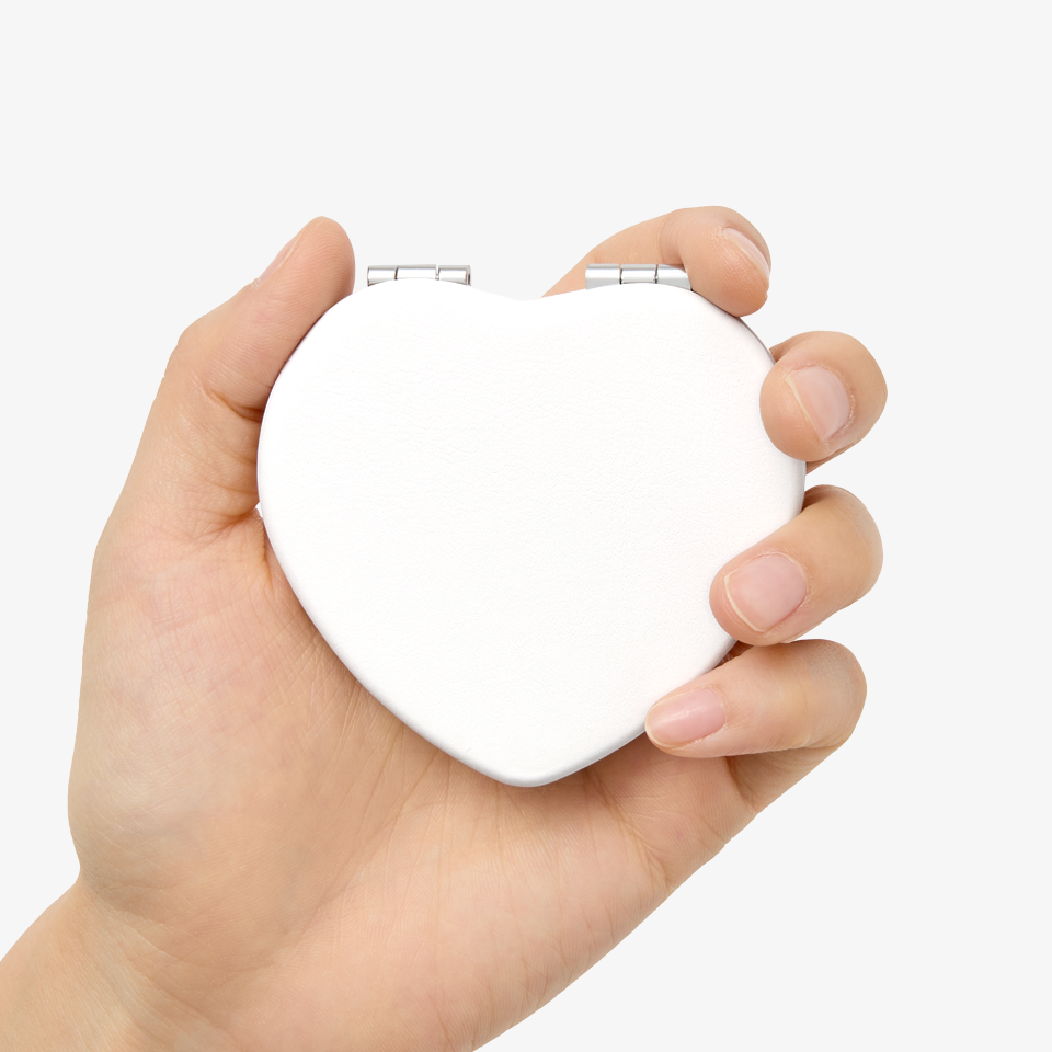 휴대용 손거울 (하트)-한 손에 들어오는 컴팩트한 크기의 하트 손거울입니다. 사랑스러운 하트 디자인의 휴대용 손거울. 부드러운 가죽 질감의 접이식 구조로 로고·문구 등 커스텀 제작 인쇄 가능! 웰컴키트·기념품·브랜드 굿즈 제작에 추천. 커스텀 제작 상품, 마플