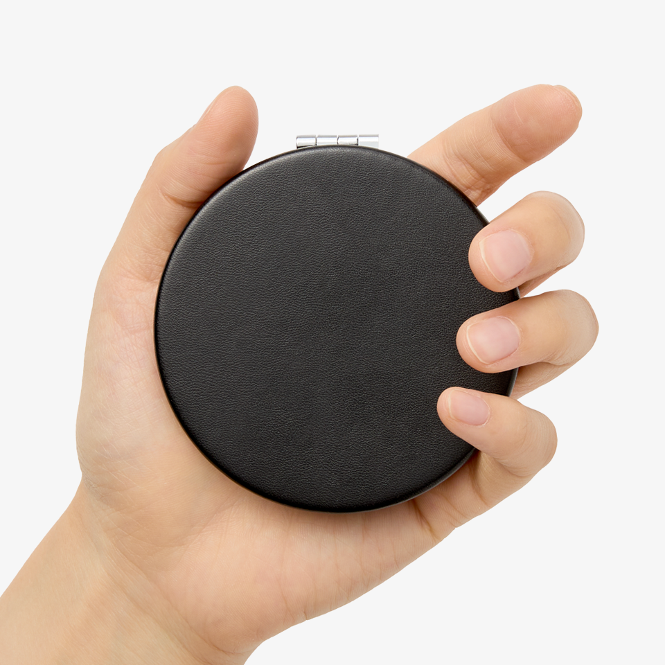 휴대용 손거울 (원형 8cm)-한 손에 들어오는 컴팩트한 크기의 원형 손거울입니다. 실용적인 8cm 원형 손거울. 고급 가죽 질감의 접이식 디자인으로 로고·이미지 커스텀 제작 인쇄 가능! 웰컴키트·브랜드 굿즈·단체 선물용으로 적합한 휴대용 거울. 커스텀 제작 상품, 마플