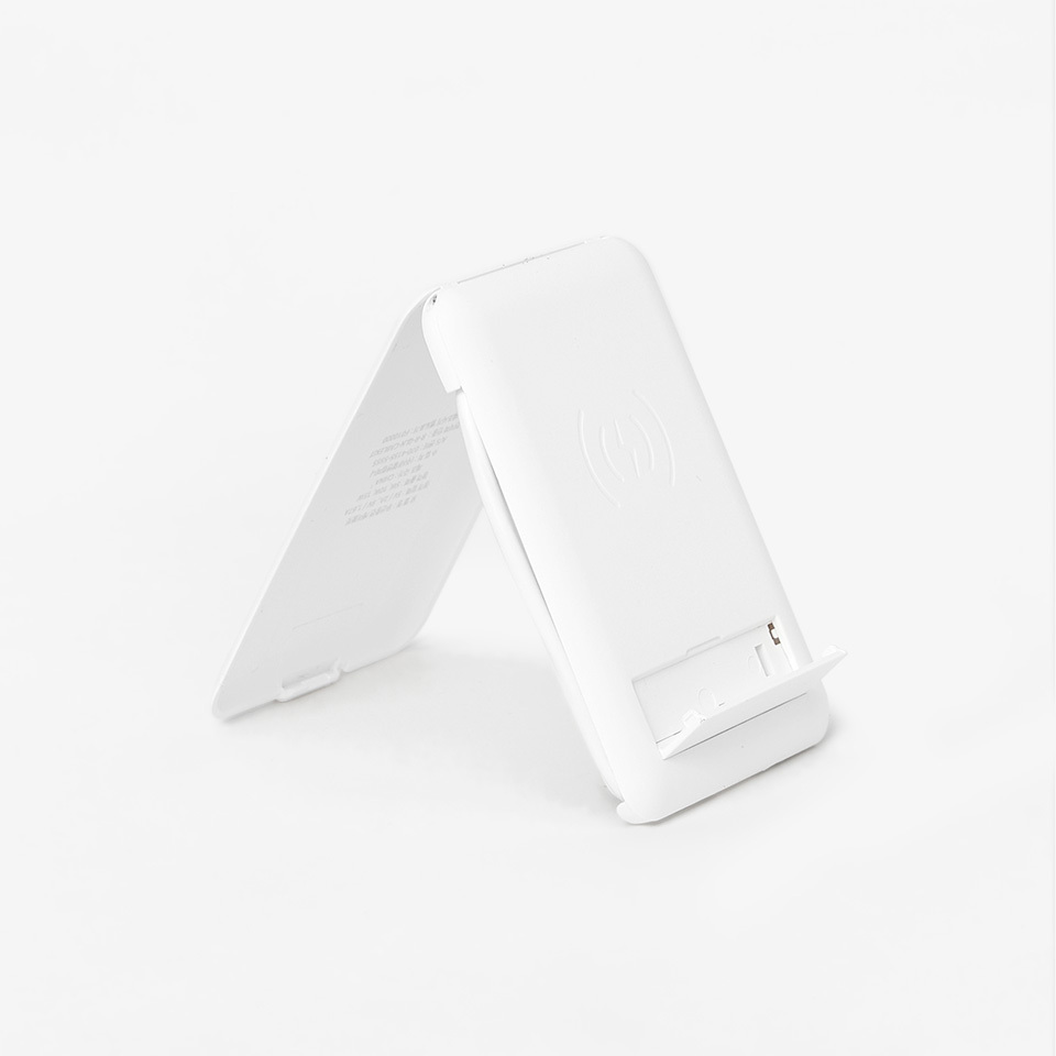 스마트폰을 안정적으로 거치해 영상 시청이나 통화 시 편리하게 사용할 수 있는 고속 무선 충전 케이블 키트