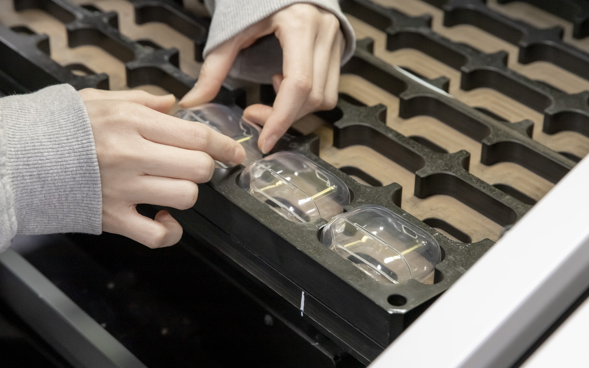 뚠뚠 펭찌 손난로 보조배터리 (5000mAh)-최대 온도 55℃로 3단계 온도 조절이 가능하며, 앞면, 뒷면 양면 발열로 따뜻함을 오래 유지 시켜주는 손난로입니다. 뚠뚠 펭찌 손난로는 귀여운 캐릭터 디자인과 5000mAh 보조배터리 기능을 갖춘 인기 아이템입니다. 각인 인쇄 커스텀으로 로고나 문구를 세련되게 새길 수 있어 브랜드 굿즈, 이벤트 기념품 제작에 최적화되어 있어요. 커스텀 제작 상품, 마플