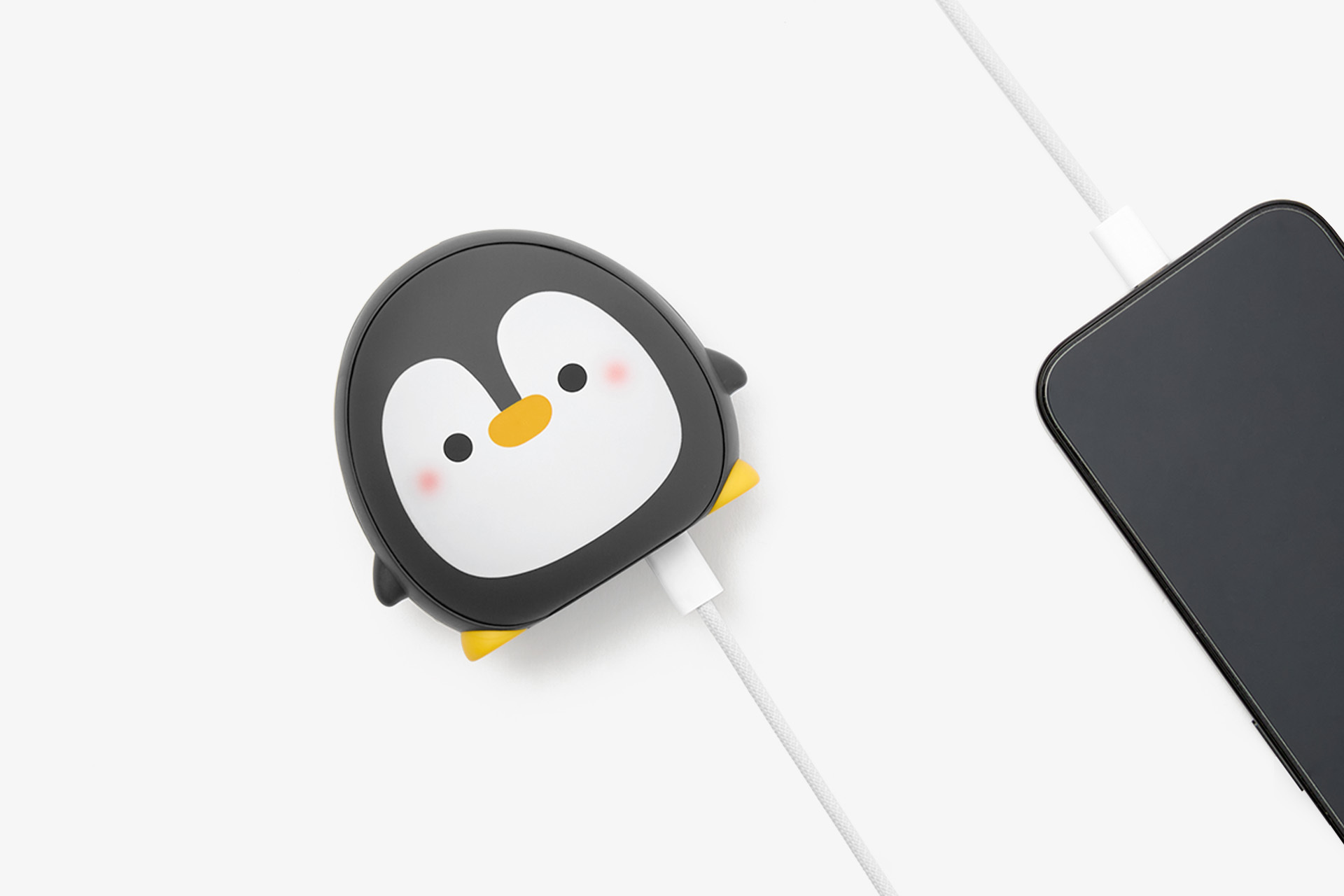 커스텀 제작이 가능한 뚠뚠 펭찌 손난로 보조배터리. 스마트폰을 간편하게 충전할 수 있는 양면 발열 손난로 휴대용 아이템. 