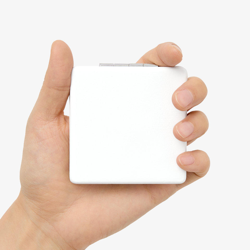 휴대용 손거울 (정사각형)-한 손에 들어오는 컴팩트한 크기의 사각형 손거울입니다.  부드러운 가죽 질감의 접이식 정사각형 손거울. 배율 2면 구조로 실용적이며, 로고·이미지 인쇄 커스텀 제작 가능! 브랜드 굿즈·단체 기념품·웰컴키트 제작에 적합한 고급 휴대용 거울 커스텀 제작 상품, 마플