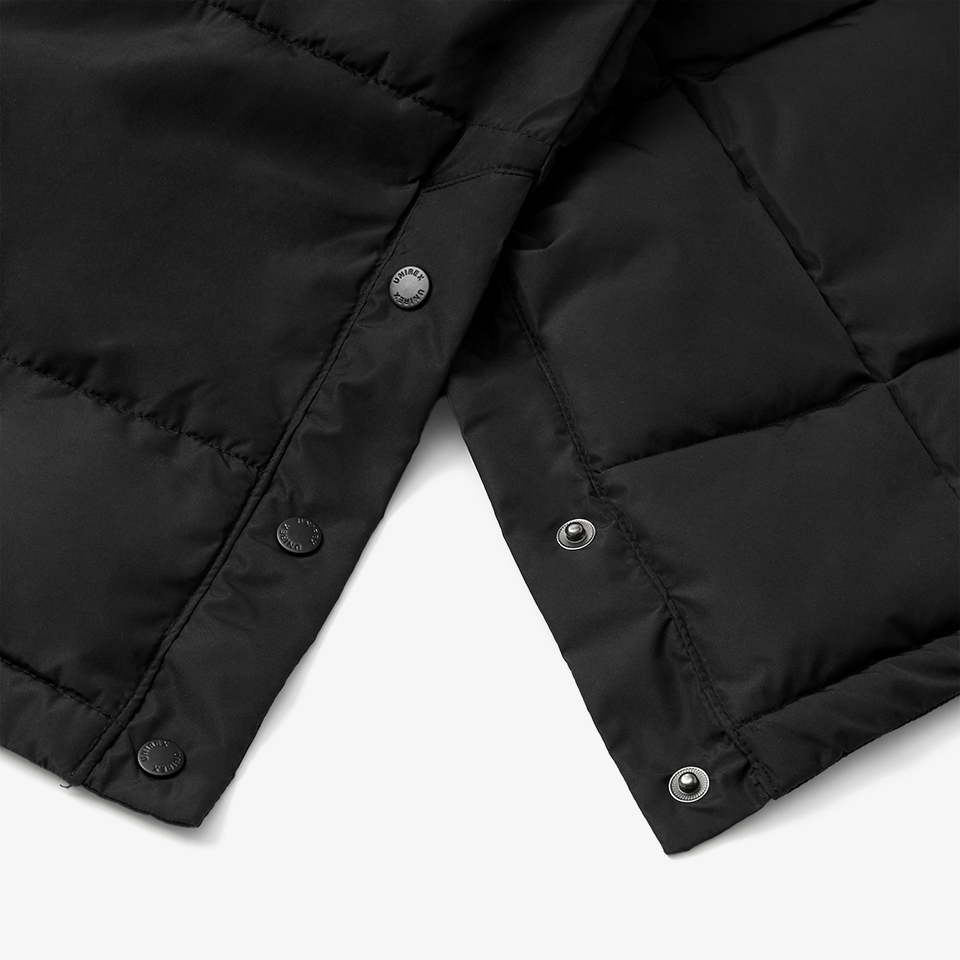 에어볼 롱패딩 커스텀 제작, 옆트임과 스냅 단추로 움직임이 많은 상황에서도 편하게 착용할 수 있는 실용적인 디테일