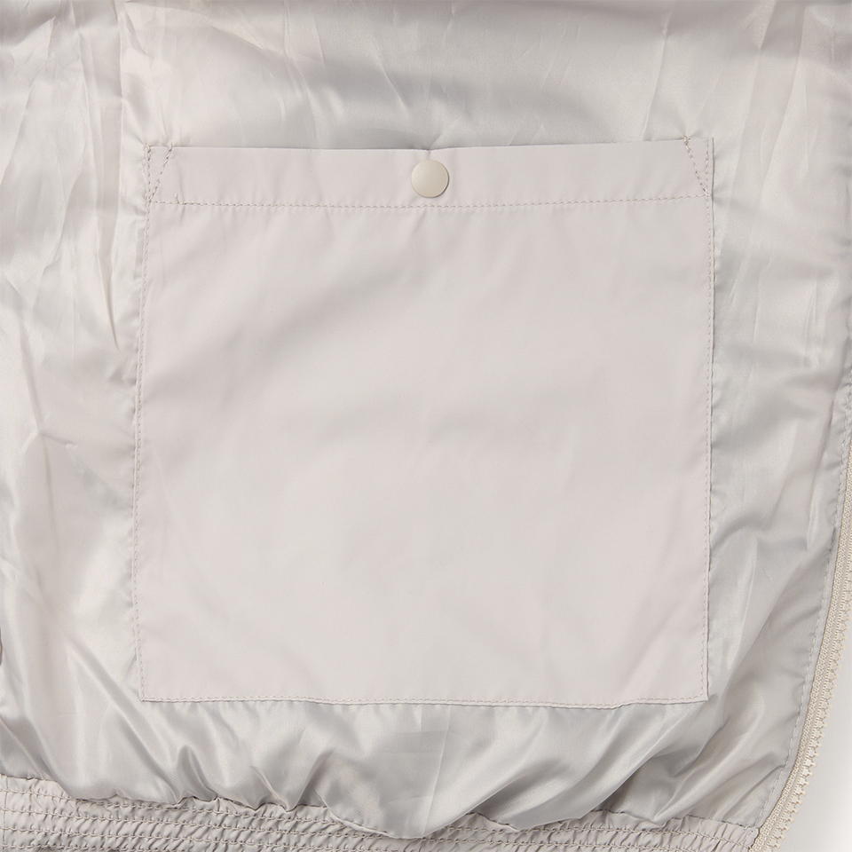 웰론 보온 재킷 커스텀 제작, 재킷 내부에 추가된 수납공간으로 실용성을 높인 내부 포켓 디테일