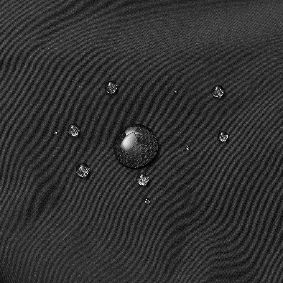 웰론 숏패딩 커스텀 제작, 방수 원단을 적용해 가벼운 물기와 오염을 튕겨내 일상에서도 부담 없이 착용 가능