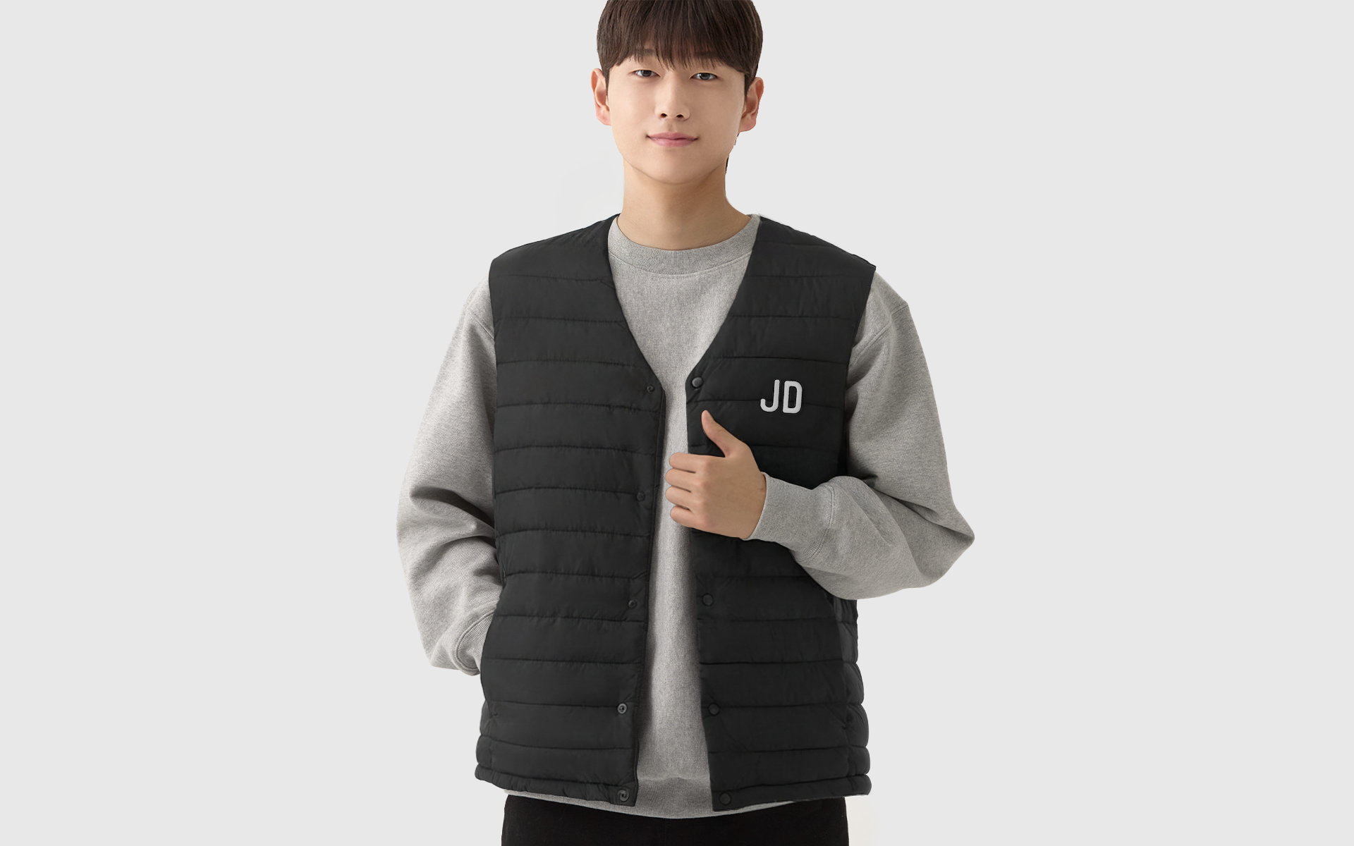 웰론 패딩 조끼 커스텀 제작, 가벼운 웰론 충전재로 따뜻한 착용감을 더하고 털 빠짐을 줄여 실내외 어디서나 활용하기 좋은 경량 패딩 조끼