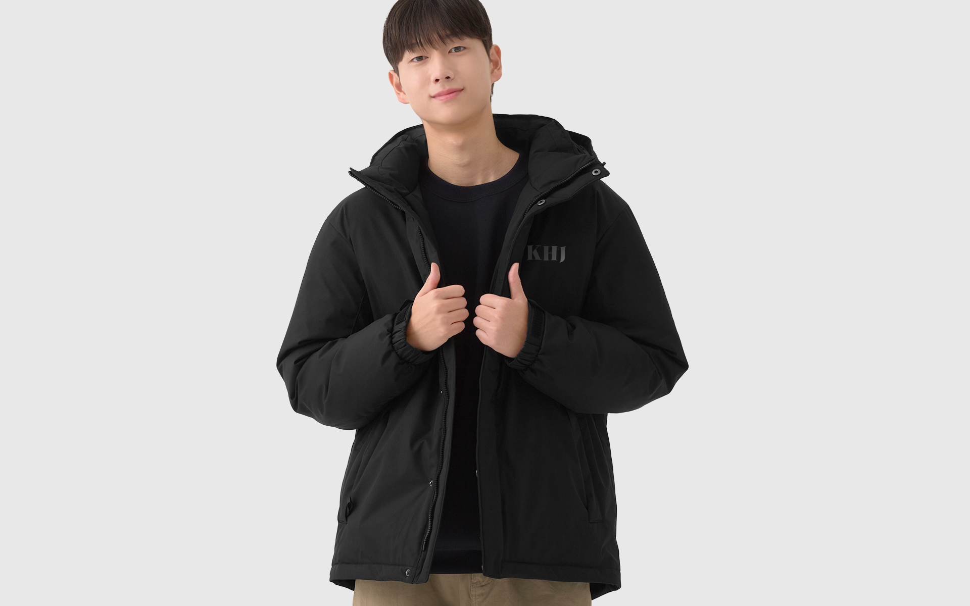 하프 패딩 커스텀 제작, 방수·방풍 기능의 겉감과 웰론 충전재를 적용해 겨울철에도 따뜻하고 하프기장으로 활동성이 뛰어난 남녀공용 패딩