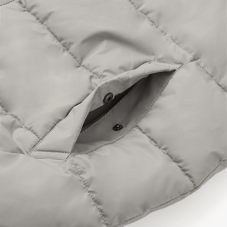 웰론 보온 재킷 커스텀 제작, 주머니 입구의 똑딱이 버튼으로 소지품을 안정적으로 보관할 수 있는 포켓 디테일