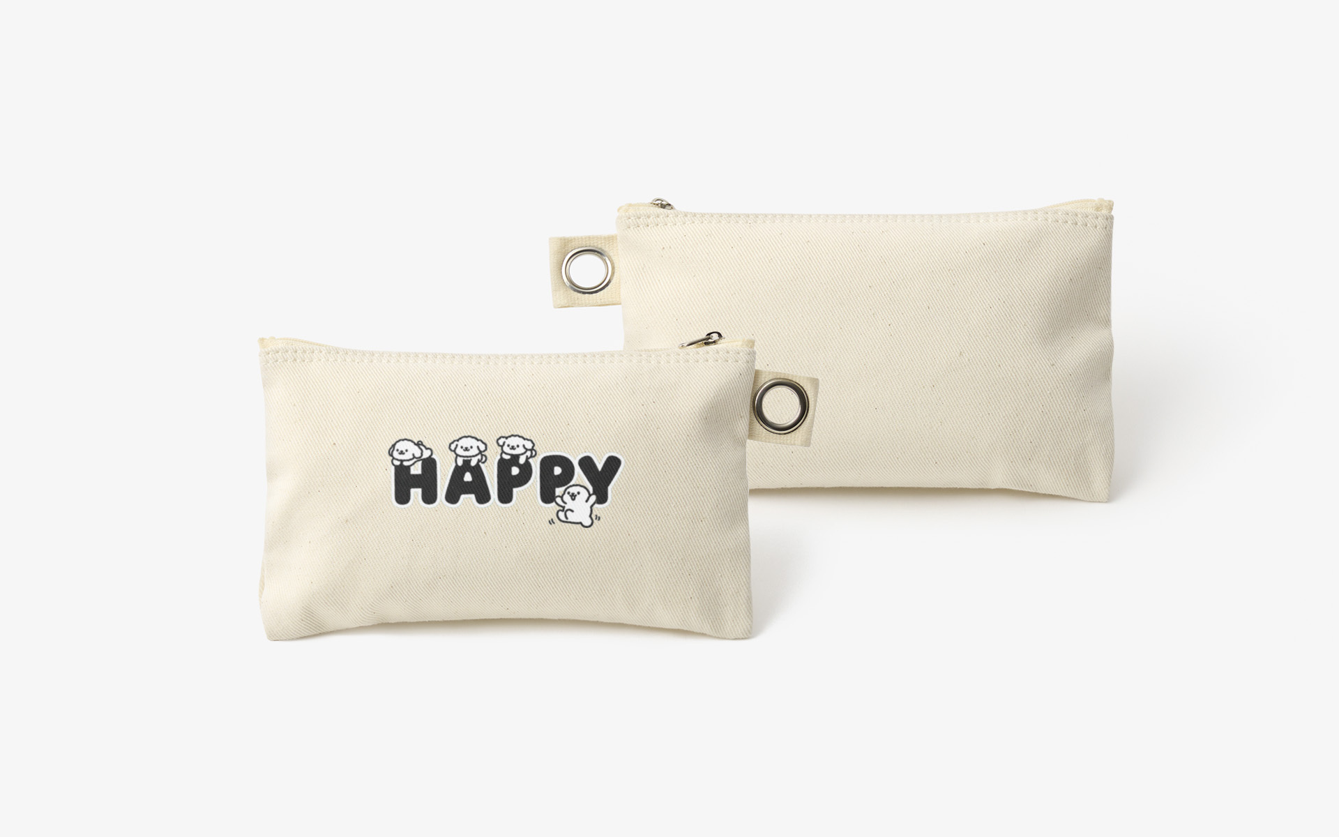 아일렛 파우치-가방 속에 넣고 다니기에 적당한 크기로 외출할 때나 여행 중에 특히 유용하게 사용할 수 있으며 화장품, 여성용품, 보조배터리 등의 소지품을 수납하기 좋은 코튼 파우치입니다. 원하는 이미지·문구로 커스텀 제작하는 굿즈 파우치! 아일렛 디테일이 포인트인 디자인으로 팬굿즈·브랜드 굿즈 제작에 잘 어울립니다. 커스텀 제작 상품, 마플