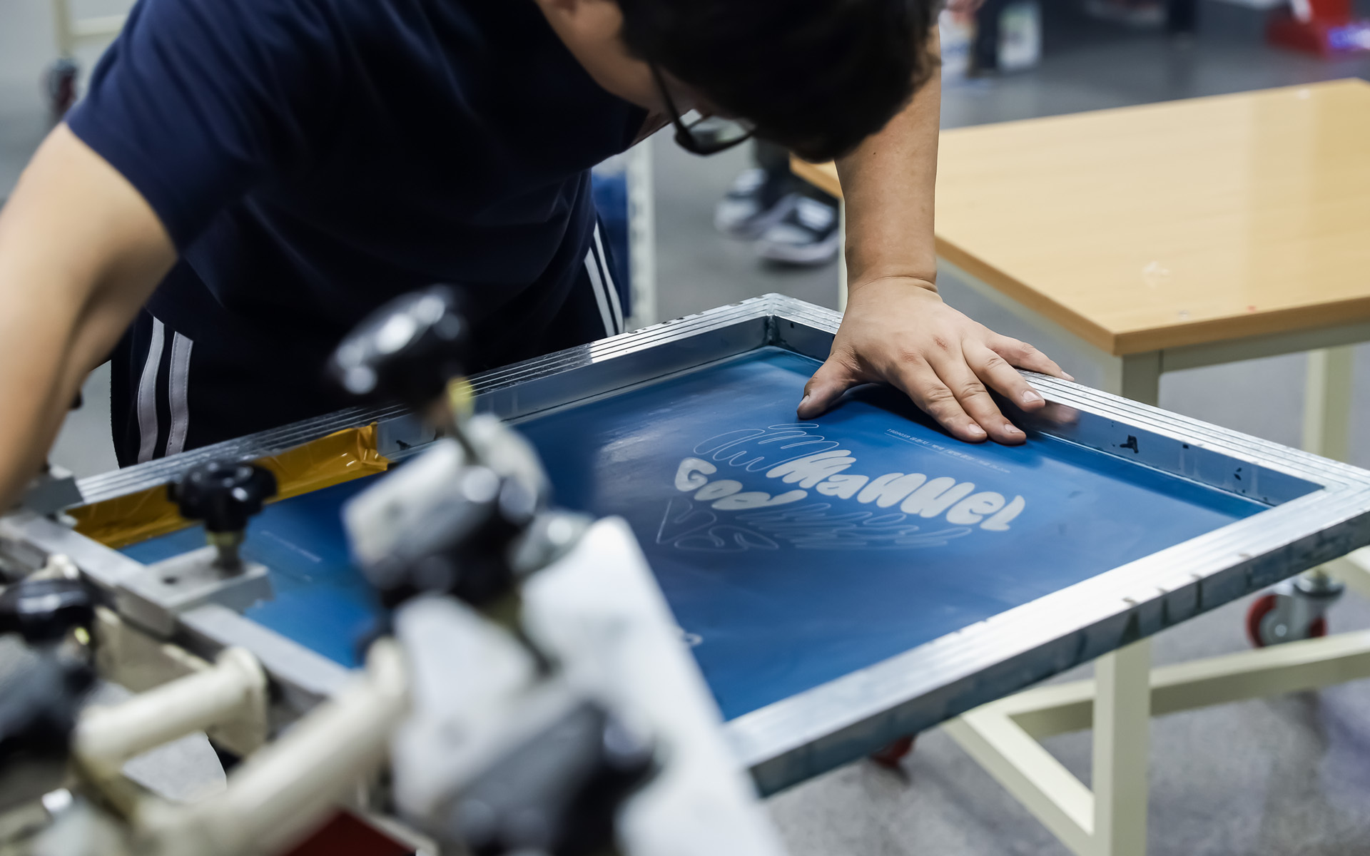 아일렛 파우치-가방 속에 넣고 다니기에 적당한 크기로 외출할 때나 여행 중에 특히 유용하게 사용할 수 있으며 화장품, 여성용품, 보조배터리 등의 소지품을 수납하기 좋은 코튼 파우치입니다. 원하는 이미지·문구로 커스텀 제작하는 굿즈 파우치! 아일렛 디테일이 포인트인 디자인으로 팬굿즈·브랜드 굿즈 제작에 잘 어울립니다. 커스텀 제작 상품, 마플