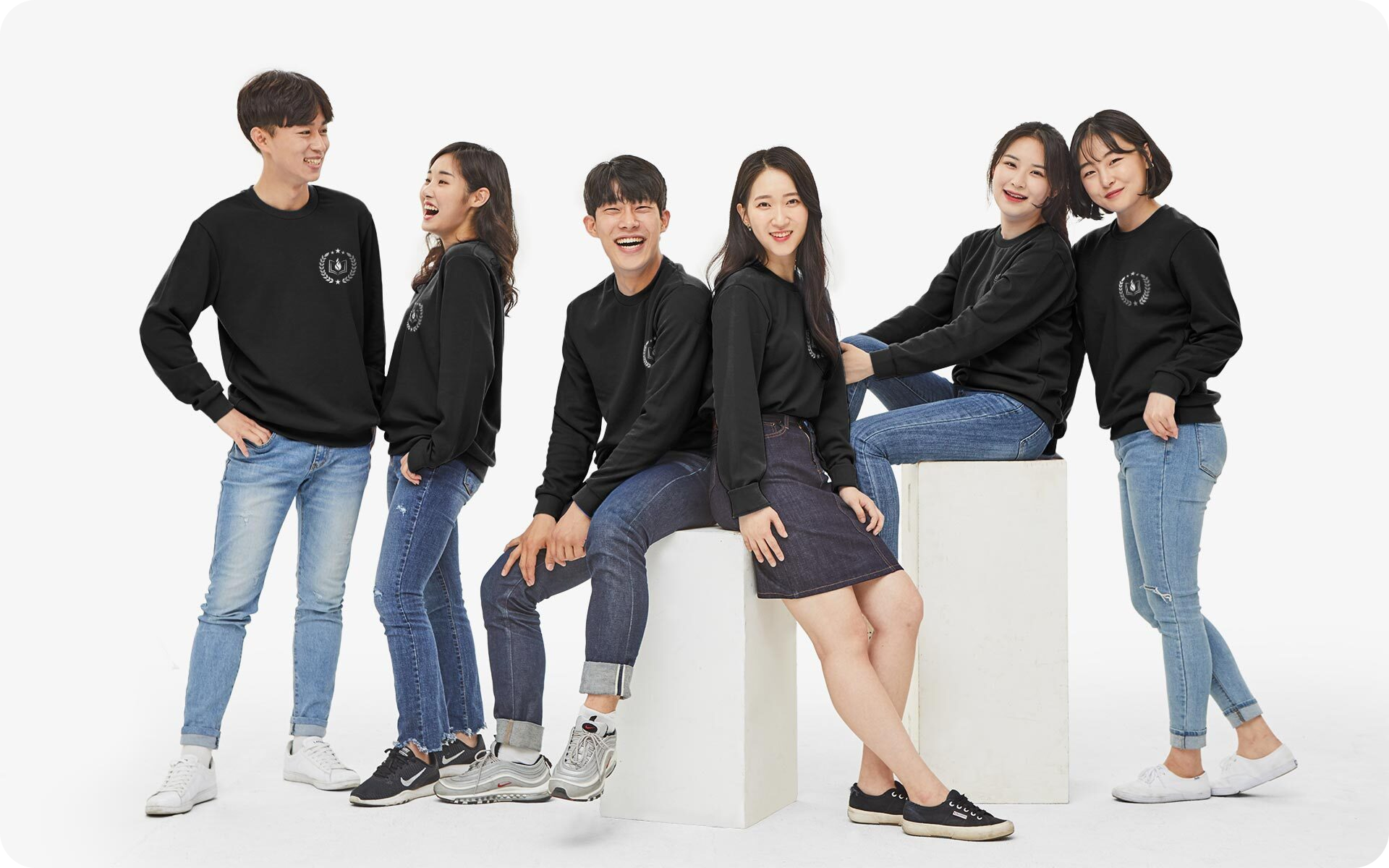 만상사 제작 단체복을 입은 구성원들이 단체로 모여 있는 장면