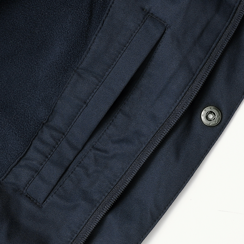 워머 자켓 커스텀 제작, 안쪽에 추가된 내부 수납공간으로 실용성을 높인 디테일