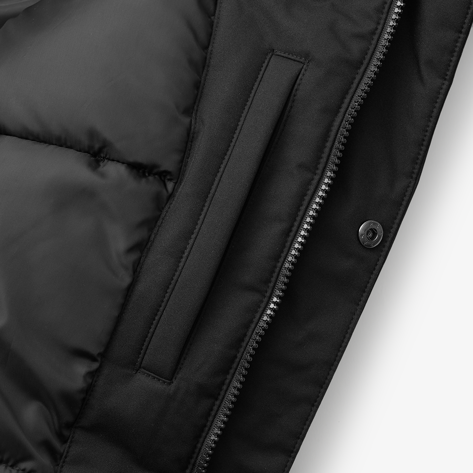 하프 패딩 커스텀 제작, 안쪽에 추가된 내부 수납공간으로 실용성을 높인 디테일