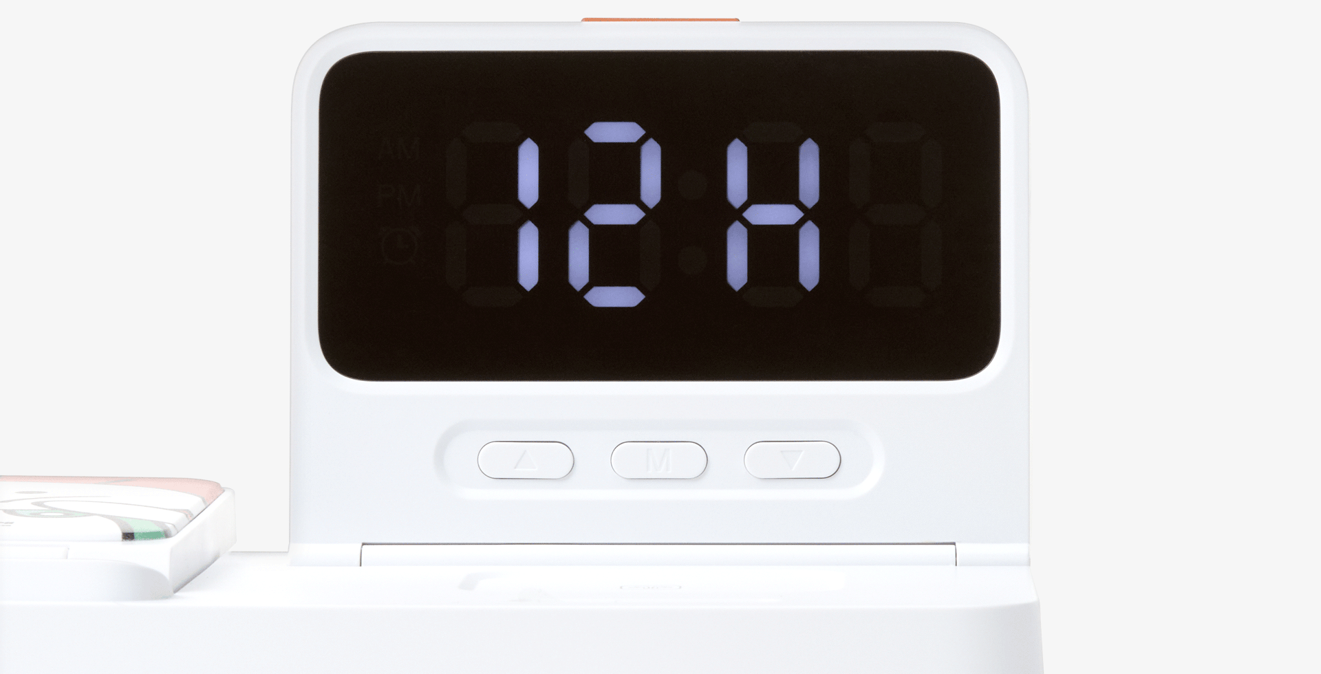 아이클락 올인원 15W 고속 무선 충전기-스마트폰·워치·무선 이어폰을 한 번에 충전할 수 있는 3 in 1 멀티 충전 스탠드 입니다. 스마트폰·워치·이어폰을 동시에 충전할 수 있는 3in1 고속 무선 충전기, 듀얼 코일 구조로 안정적인 충전을 지원하며 LED 시계 기능까지 더해져 데스크 공간 활용도와 실용성을 높여줍니다. 과전류 방지 기능으로 안심하고 사용할 수 있는 멀티 충전 아이템. 커스텀 제작 상품, 마플