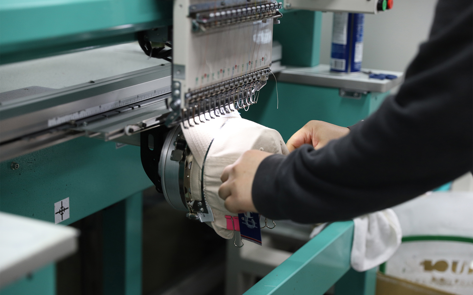 경량 리사이클 러닝 볼캡-재활용 나일론과 폴리에스터 원단으로 제작된 모자로, 스포티한 감각이 돋보입니다. 옆면은 메시 소재를 적용해 뛰어난 통기성을 제공하며, 가볍게 착용해도 쾌적함을 유지할 수 있습니다. 또한 빠른 건조와 생활 방수 기능을 갖추고 있어 러닝을 비롯한 다양한 운동 활동에 적합합니다. 러닝·조깅·등산에 적합한 기능성 스포츠 모자. 통풍과 방수 기능은 물론, 원하는 디자인으로 커스텀 제작이 가능해 개성 있는 맞춤 모자를 경험할 수 있습니다. 커스텀 제작 상품, 마플