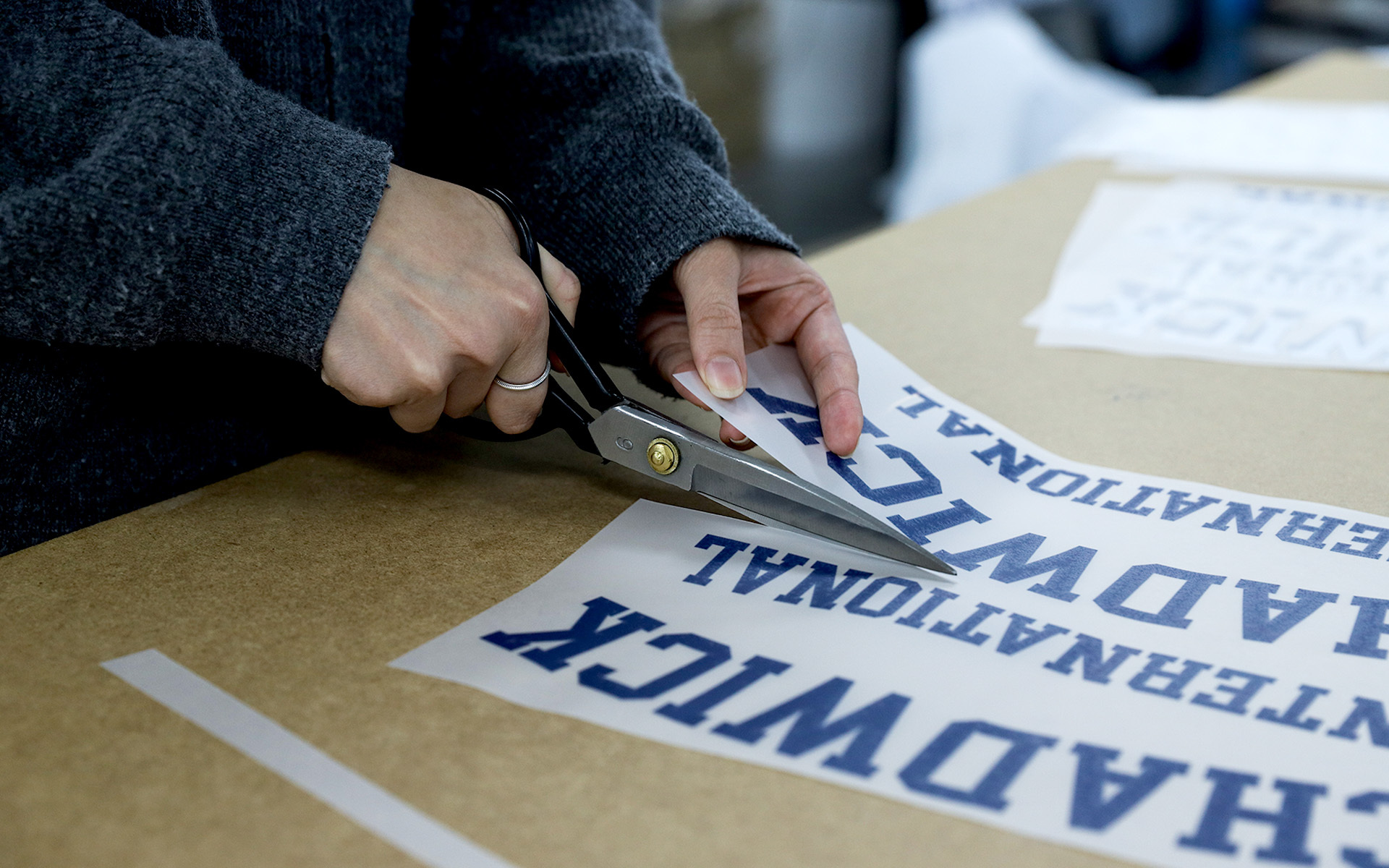 모닝 텀블러 + 수건 세트 (UV DTF)-OEKO-TEX® 인증 초극세사 수건과 300ml 용량의 스테인리스 304 텀블러를 손잡이형 R형 박스 패키지에 담은 세트입니다. UV DTF 패키지로 로고와 메시지를 선명하게 표현할 수 있는 커스텀 선물 세트, 초극세사 수건과 304 스테인리스 텀블러 구성으로 1개부터 제작해 행사·기념 선물로 활용하기 좋아요 커스텀 제작 상품, 마플