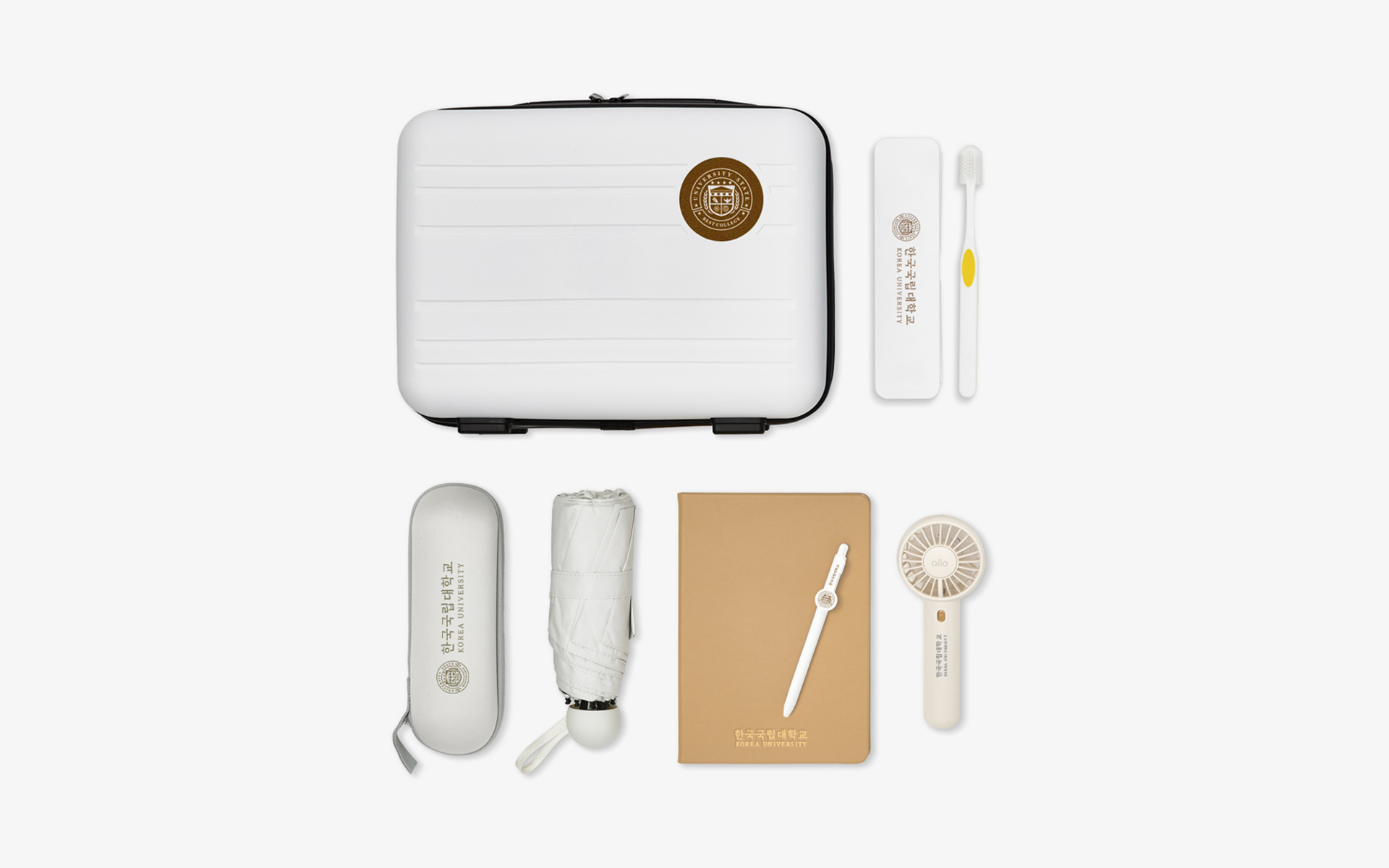 레디백과 티셔츠, 우산, 노트, 선풍기 등 맞춤 굿즈로 구성된 단체 키트, 학교·기업·이벤트 선물용으로 활용하기 좋은 패키지