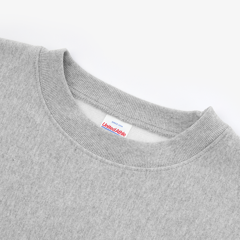 5764-01 슈퍼 헤비웨이트 맨투맨 (기모)-12oz 두께의 410g 중량으로 헤비웨이트 기모 맨투맨입니다. 오래 입어도 핏이 흐트러지지 않고, 묵직한 착용감이 느껴지는 헤비웨이트 맨투맨. 12oz·410g 기모 원단에 리버스 위브 구조를 적용해 수축을 줄였으며, 립 사이드 패널과 더블 스티치 마감으로 실루엣 안정성을 높였습니다. 데일리부터 단체복까지 커스텀 제작 상품, 마플