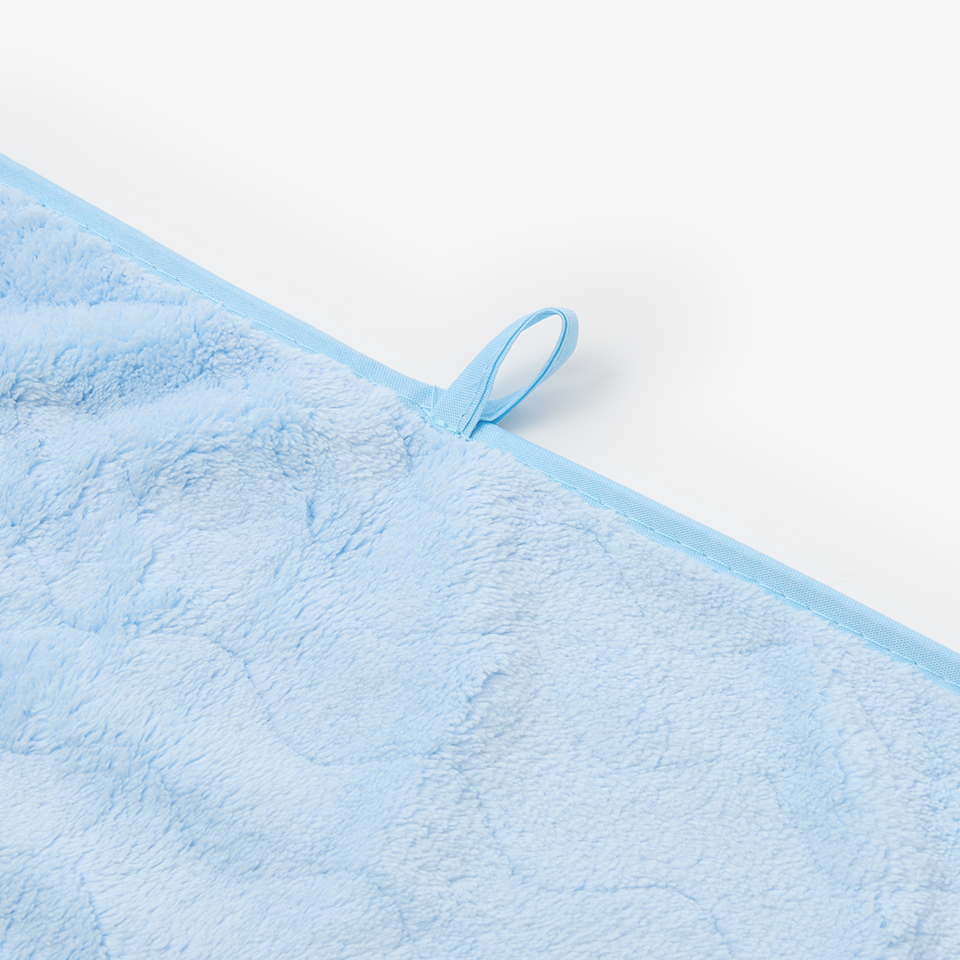 타올 중앙에 고리 디테일이 있어 욕실이나 주방에 훅이 있는 곳이라면 어디든 간편하게 걸어 사용 가능한 실용적인 타올이에요