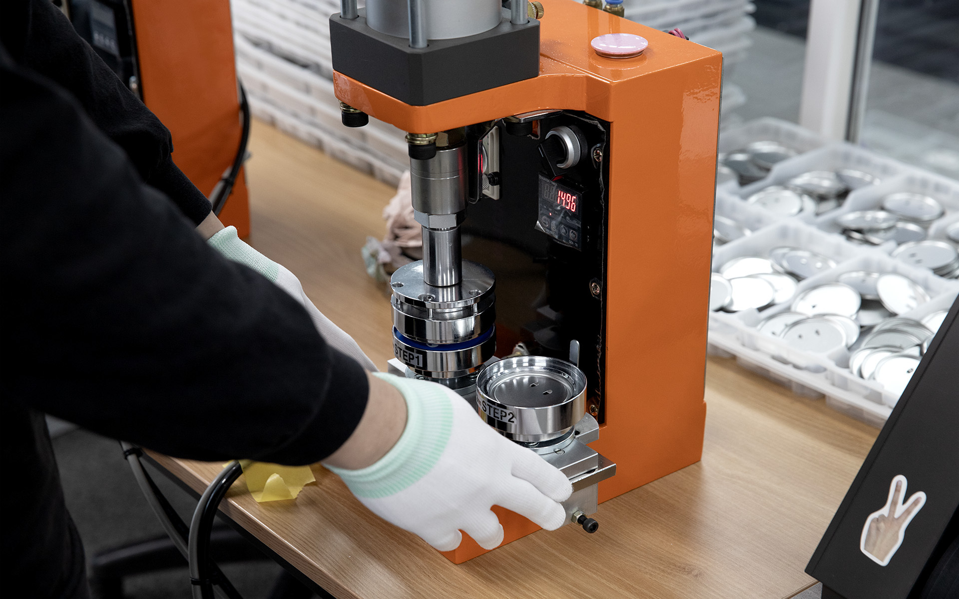 핀버튼 (직사각)-핀버튼 (직사각형)으로, 뒷면이 옷핀으로 되어있어 가방이나 옷 등에 부착하여 사용하실 수 있습니다. 유광 소재의 직사각 커스텀 핀버튼입니다. 직사각형 디자인과 옷핀 구조로 의류와 가방에 간편하게 부착할 수 있으며, 행사 기념품과 팬 굿즈 등 다양한 용도로 커스텀 제작이 가능한 실용적인 액세서리입니다. 커스텀 제작 상품, 마플