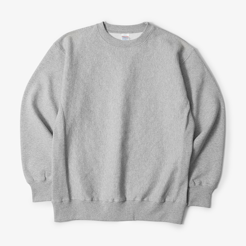 5764-01 슈퍼 헤비웨이트 맨투맨 (기모)-12oz 두께의 410g 중량으로 헤비웨이트 기모 맨투맨입니다. 오래 입어도 핏이 흐트러지지 않고, 묵직한 착용감이 느껴지는 헤비웨이트 맨투맨. 12oz·410g 기모 원단에 리버스 위브 구조를 적용해 수축을 줄였으며, 립 사이드 패널과 더블 스티치 마감으로 실루엣 안정성을 높였습니다. 데일리부터 단체복까지 커스텀 제작 상품, 마플