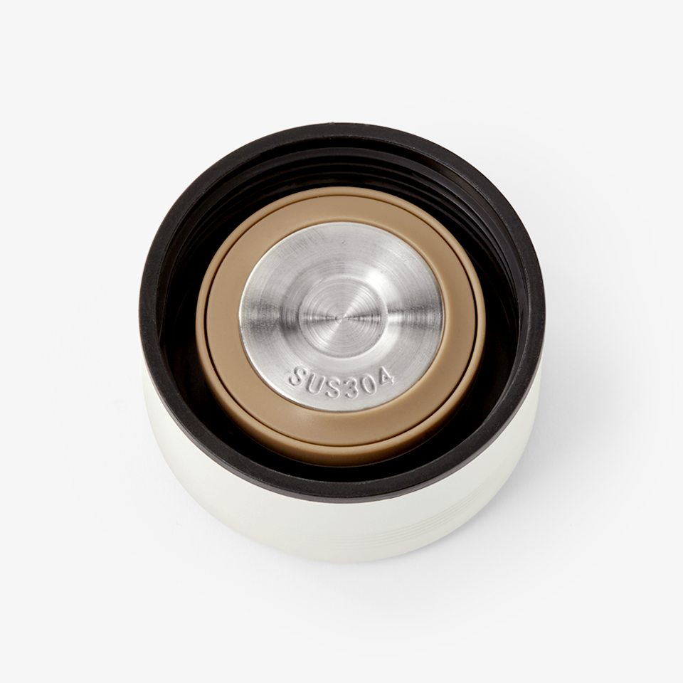 스크류 방식의 뚜껑을 적용해 밀폐력을 높여 내용물이 샐 걱정이 없어요. 또한 빨대 홀과 일반 음용구를 모두 갖춘 구조로 상황에 맞춰 편리하게 마실 수 있는 커스텀 텀블러에요.