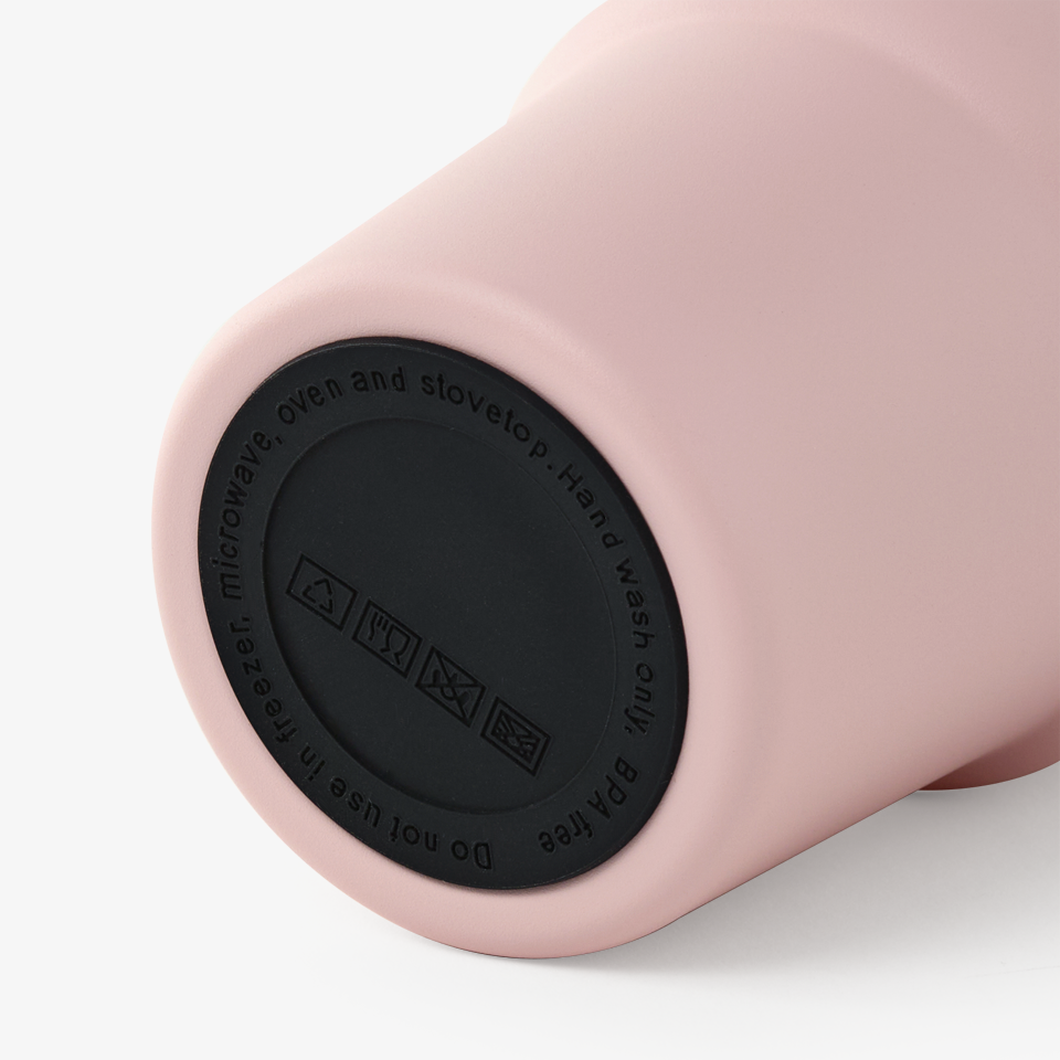 한 손으로 간편하게 여닫을 수 있는 슬라이드형 잠금 뚜껑으로, 사용이 더욱 편리한 커스텀 텀블러예요.