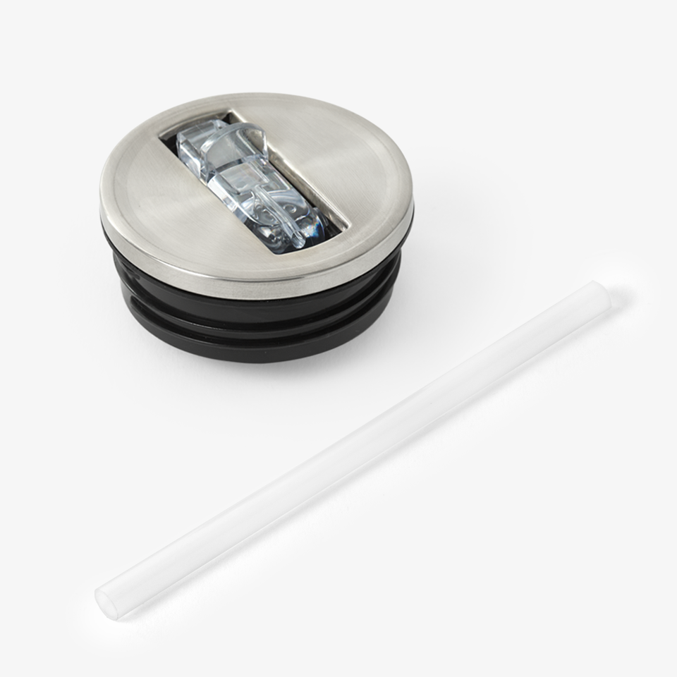 커스텀 제작이 가능하며 내장 빨대가 있어 뚜껑을 열 필요 없이 바로 마실 수 있어요.