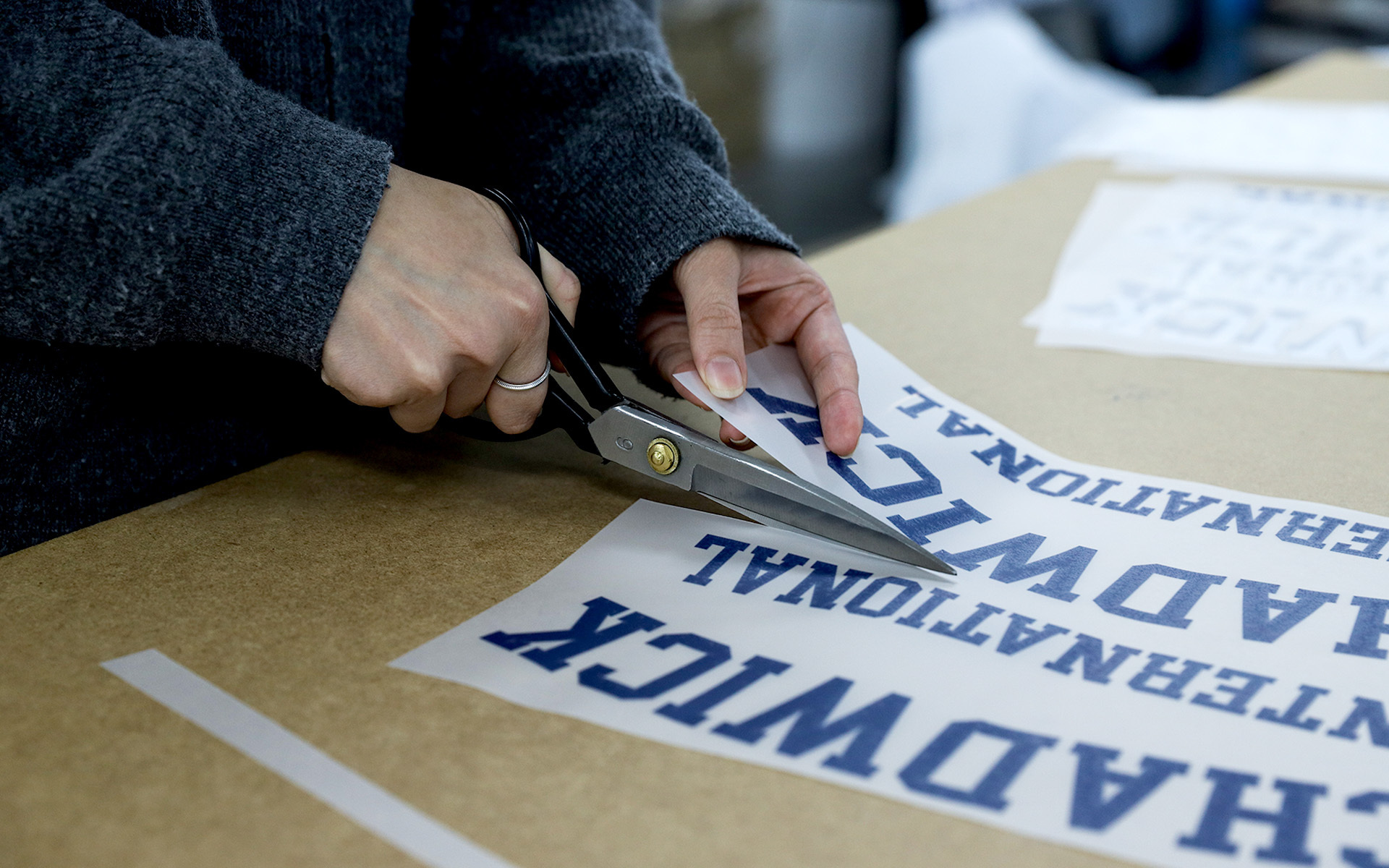 피크닉 폴딩 매트 (140x100)-가볍게 들고 다니기 좋은 넉넉한 사이즈의 접이식 피크닉 폴딩 매트입니다. 넉넉한 사이즈로 두 명 이상 사용하기 좋은 접이식 피크닉 매트, 전체 풀프린팅 커스텀으로 브랜드 굿즈·행사·캠핑용으로 활용 가능하며 1개부터 제작 가능 커스텀 제작 상품, 마플