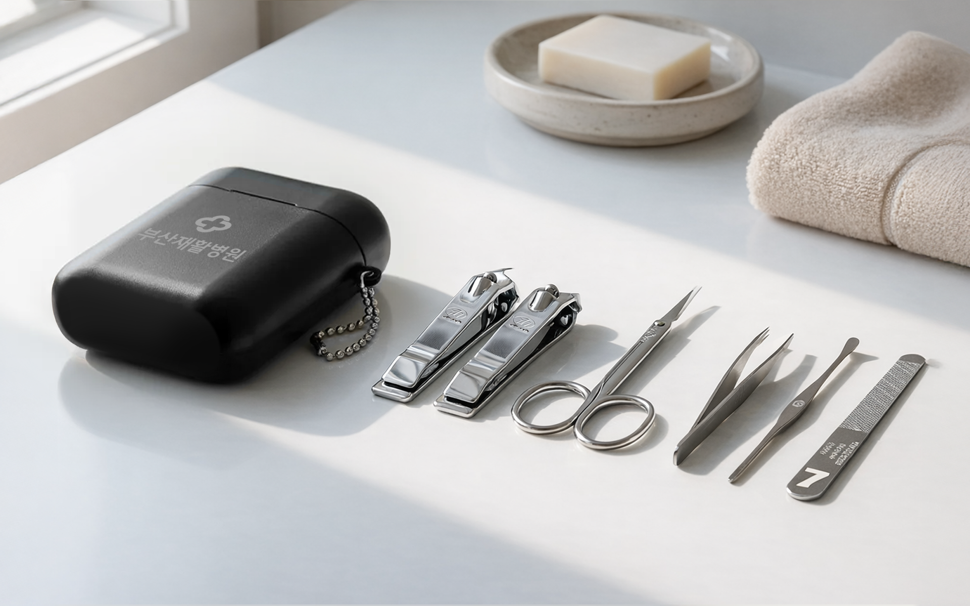 절삭력과 내구성이 뛰어난 스테인리스 소재와 컴팩트한 네일 관리 구성을 담은 손톱깎이 6종 세트