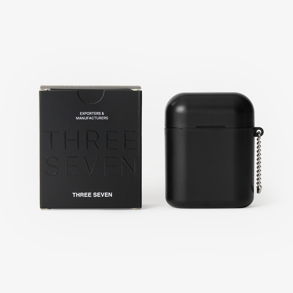 라운드 6종 손톱깎이 세트-예리한 절삭력으로 손톱을 깔끔하게 정리할 수 있는 휴대용 손톱깎이 세트입니다. 일반 손톱깎이, 큐티클 트리머, 미용 가위, 핀셋, 귀이개, 네일파일 총 6개로 구성되어 있습니다. 작고 슬림한 케이스형 디자인으로 파우치나 가방에 넣어 다니기 편리해 일상은 물론 여행 시에도 실용적으로 사용할 수 있습니다. 휴대가 간편한 라운드 6종 손톱깎이 세트입니다. 손톱깎이, 큐티클 트리머, 미용 가위 커스텀 제작 상품, 마플