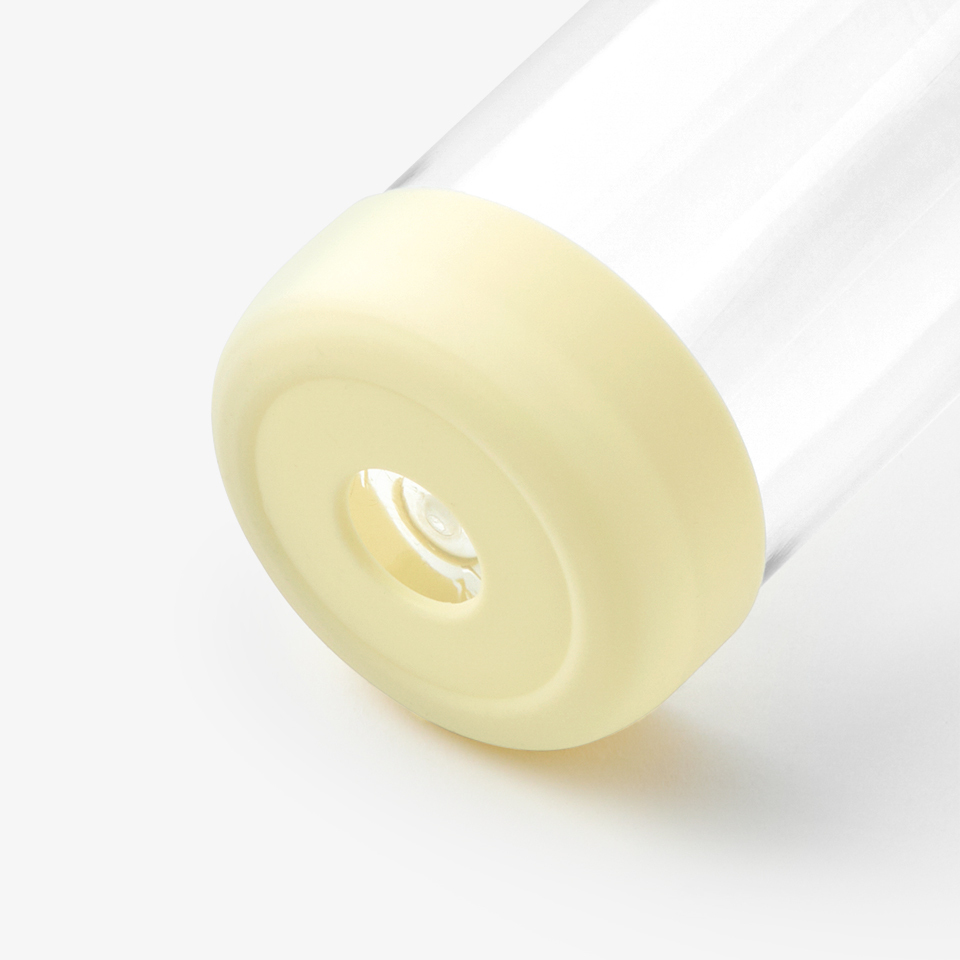 락앤락 트라이탄 물병 500ml-락앤락 트라이탄 물병 500ml는 가볍고 편안한 사용감을 갖춘 제품으로, 일상 속에서 부담 없이 활용하기 좋습니다. 안정적으로 닫아 사용할 수 있는 구조와 실용적인 용량으로 다양한 상황에서 편리하게 사용할 수 있습니다. 심플하고 깔끔한 디자인으로 데일리 물병으로 자연스럽게 어울리는 아이템입니다. 락앤락 트라이탄 물병 500ml, 넉넉한 용량과 편리한 휴대성을 갖춘 실용적인 물병입니다. 들고 다니기 편한 탑 핸들 스크류 캡과 탈부착 가능한 실리콘 네임택 키링, 충격 및 미끄러움 방지 실리콘 하단 커버를 적용한 락앤락 트라이탄 물병입니다. BPA FREE 안전 소재로 가볍고 실용적으로 사용할 수 있습니다. 커스텀 제작 상품, 마플