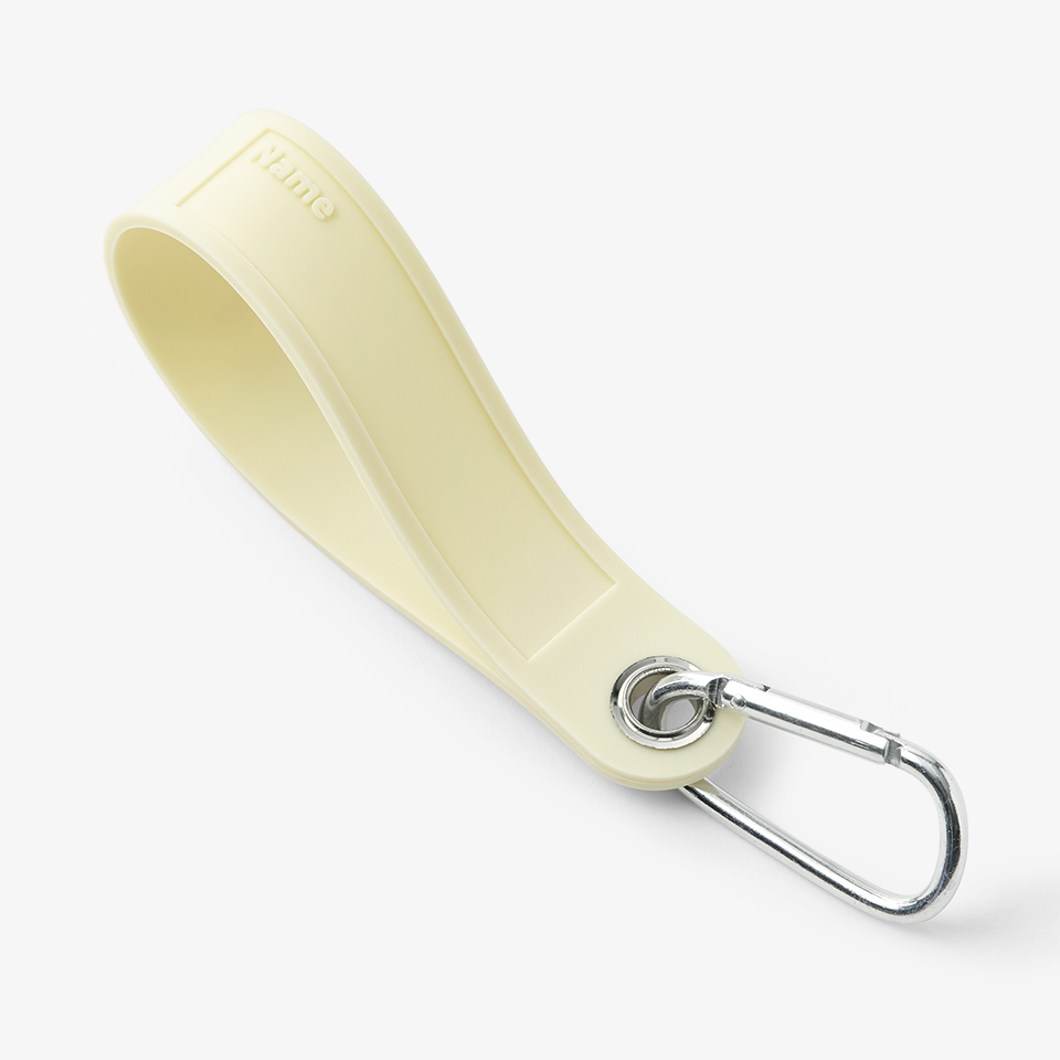 락앤락 트라이탄 물병 500ml-락앤락 트라이탄 물병 500ml는 가볍고 편안한 사용감을 갖춘 제품으로, 일상 속에서 부담 없이 활용하기 좋습니다. 안정적으로 닫아 사용할 수 있는 구조와 실용적인 용량으로 다양한 상황에서 편리하게 사용할 수 있습니다. 심플하고 깔끔한 디자인으로 데일리 물병으로 자연스럽게 어울리는 아이템입니다. 락앤락 트라이탄 물병 500ml, 넉넉한 용량과 편리한 휴대성을 갖춘 실용적인 물병입니다. 들고 다니기 편한 탑 핸들 스크류 캡과 탈부착 가능한 실리콘 네임택 키링, 충격 및 미끄러움 방지 실리콘 하단 커버를 적용한 락앤락 트라이탄 물병입니다. BPA FREE 안전 소재로 가볍고 실용적으로 사용할 수 있습니다. 커스텀 제작 상품, 마플