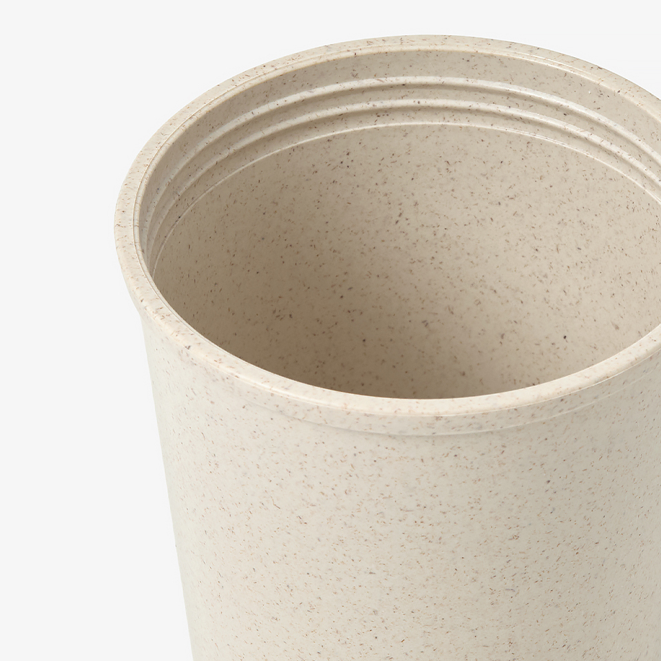 친환경 리유저블 텀블러 630ml-친환경 리유저블 텀블러는 버려지는 커피 찌꺼기를 재활용한 소재를 활용해 제작되어, 일상 속에서 보다 가치 있게 사용할 수 있는 아이템입니다.  친환경 커피가루 텀블러는 커피박을 활용해 만든 630ml 텀블러로, 뚜껑이 함께 구성되어 음료를 더욱 깔끔하고 편리하게 휴대할 수 있습니다. 친환경 소재와 실용적인 디자인을 갖춰 사무실, 차량 커스텀 제작 상품, 마플