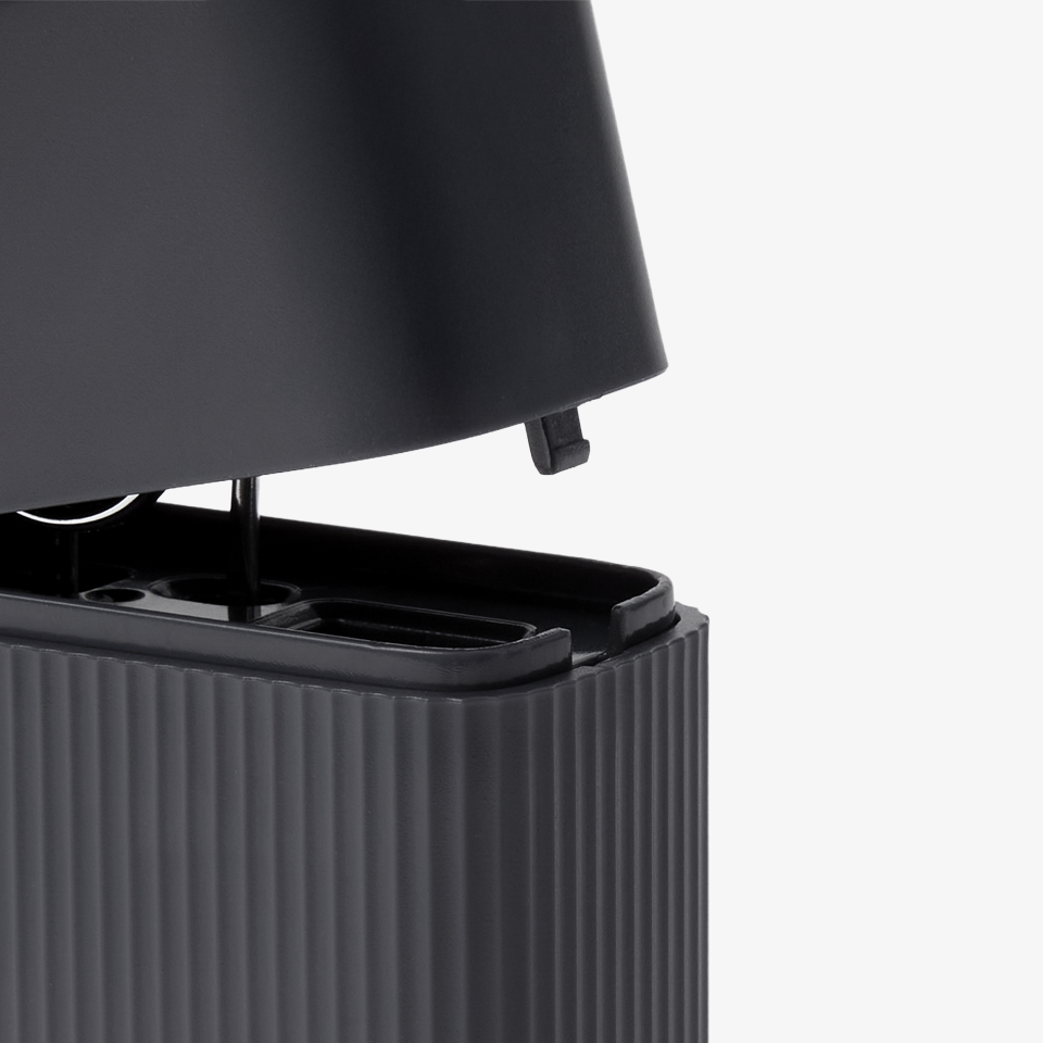 자석 여닫이 방식의 마그넷 오픈 클로징 설계로 빠르고 간편한 사용감을 제공하는 네일 관리 6종 세트