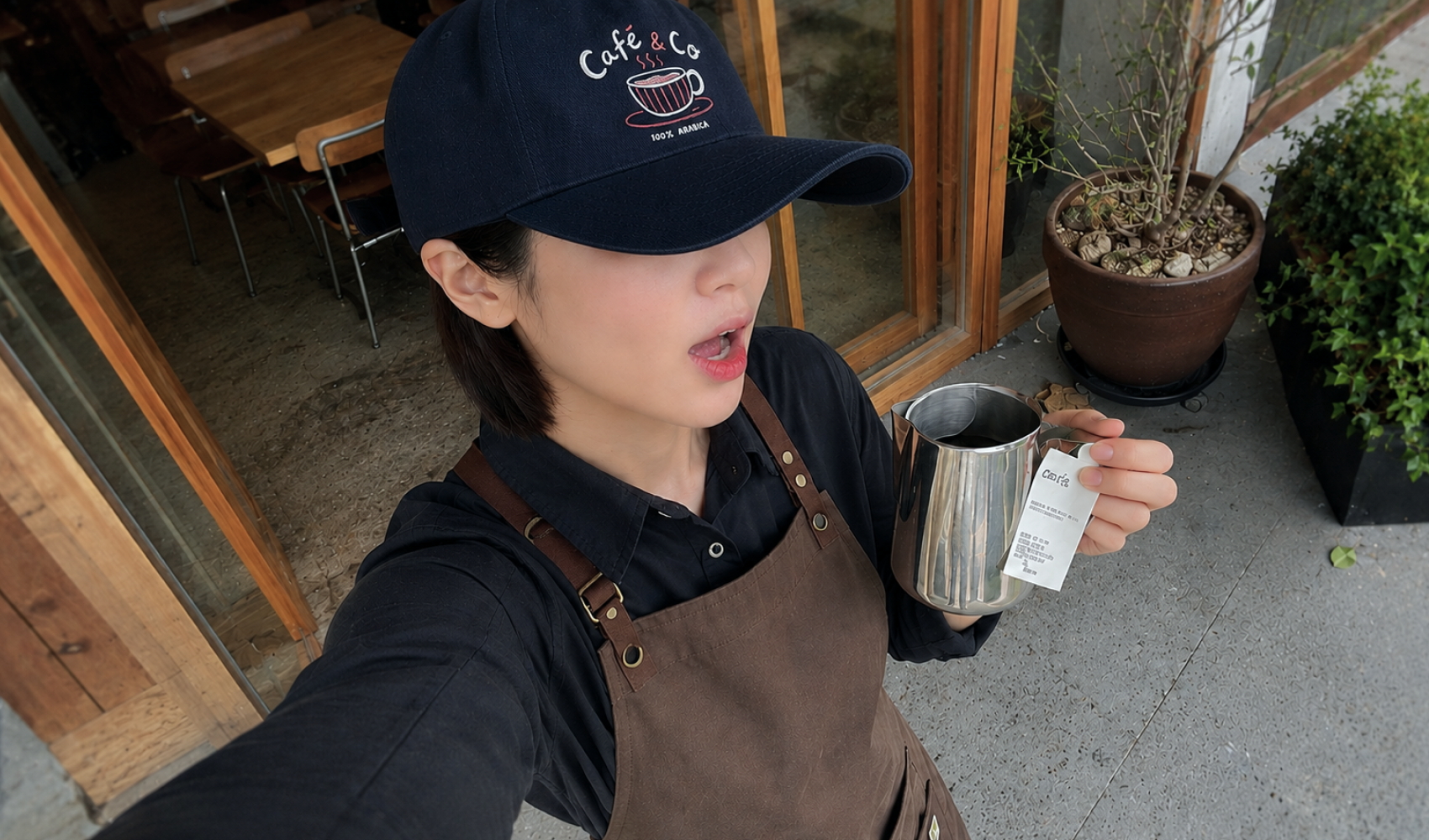 마플 베이직 볼캡 카페 브랜드 로고를 자수로 새긴 네이비 볼캡을 카페 직원이 착용한 이미지