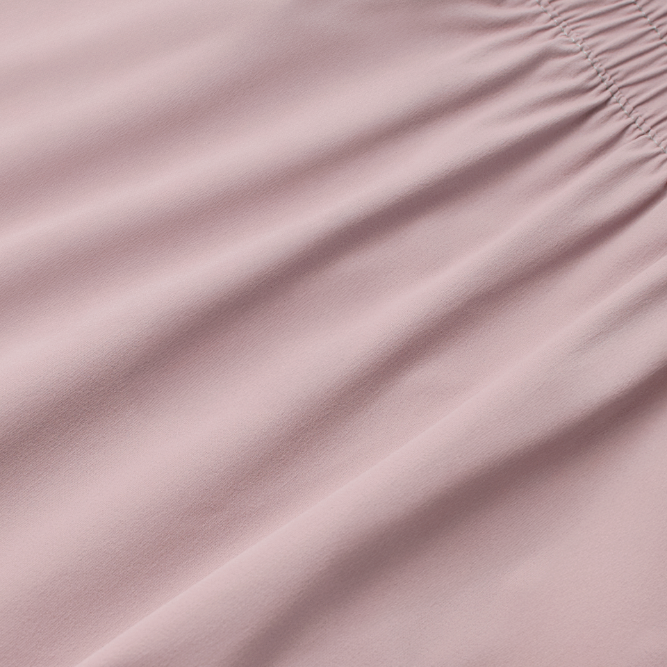 테크이지 여성 숏팬츠 -Nylon 82%, Polyurethane 18% 원단으로 부드럽고 유연한 착용감을 제공하는 여성용 기능성 숏 팬츠입니다. 신축성 있는 소재로 러닝과 트레이닝은 물론 일상적인 활동에서도 편안하게 착용할 수 있습니다. 짧고 깔끔하게 떨어지는 숏 스트레이트 핏으로 활동성을 높여, 움직임이 많은 상황에도 적합합니다. 테크이지 여성 숏팬츠는 Nylon 82%, Polyurethane 18% 소재로 제작된 여성용 기능성 숏 팬츠입니다. 얇고 신축성 있는 원단으로 러닝, 트레이닝 커스텀 제작 상품, 마플
