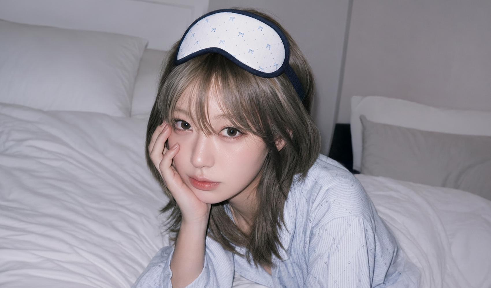 마플 커스텀 극세사 수면 안대 리본 패턴을 풀 컬러 인쇄한 화이트 수면 안대를 이마에 올려 착용한 이미지