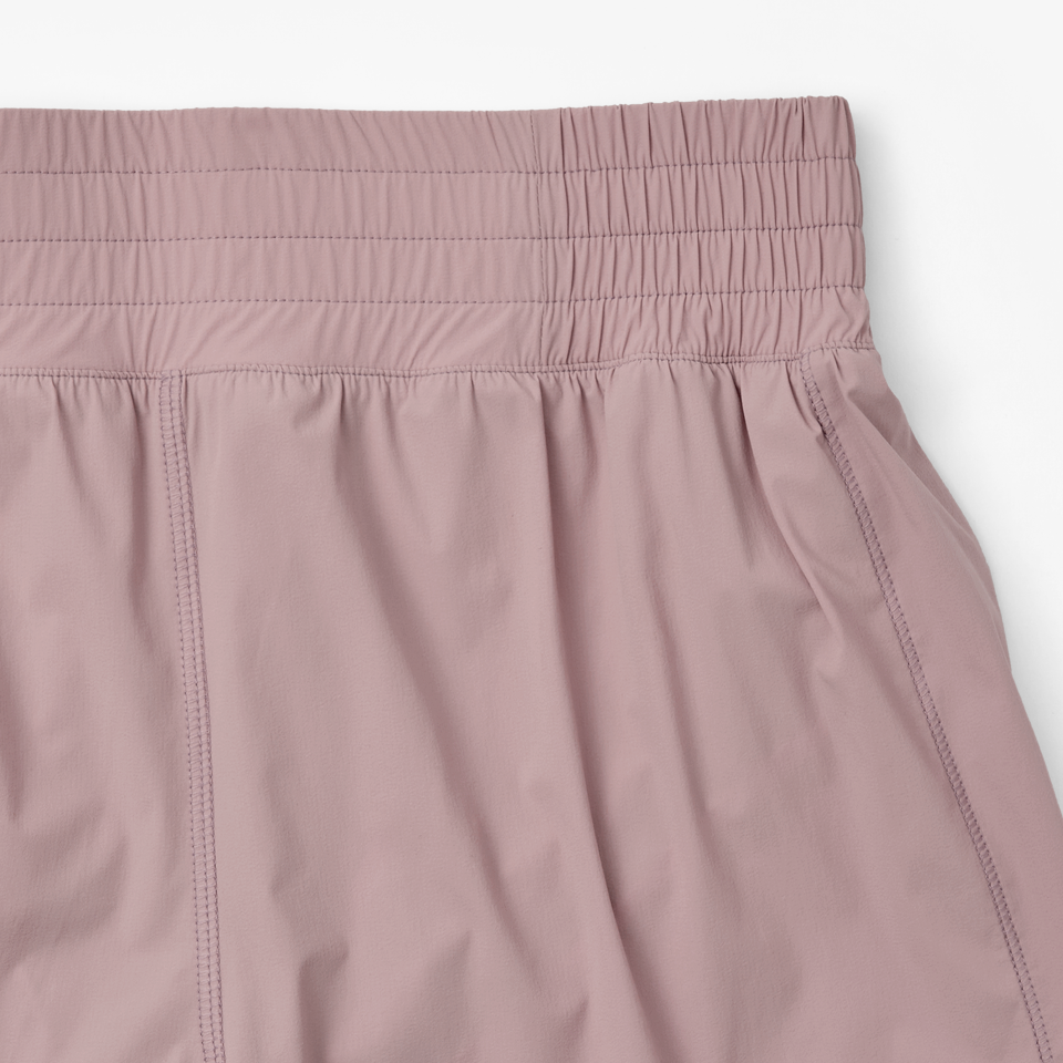 테크이지 여성 숏팬츠 -Nylon 82%, Polyurethane 18% 원단으로 부드럽고 유연한 착용감을 제공하는 여성용 기능성 숏 팬츠입니다. 신축성 있는 소재로 러닝과 트레이닝은 물론 일상적인 활동에서도 편안하게 착용할 수 있습니다. 짧고 깔끔하게 떨어지는 숏 스트레이트 핏으로 활동성을 높여, 움직임이 많은 상황에도 적합합니다. 테크이지 여성 숏팬츠는 Nylon 82%, Polyurethane 18% 소재로 제작된 여성용 기능성 숏 팬츠입니다. 얇고 신축성 있는 원단으로 러닝, 트레이닝 커스텀 제작 상품, 마플