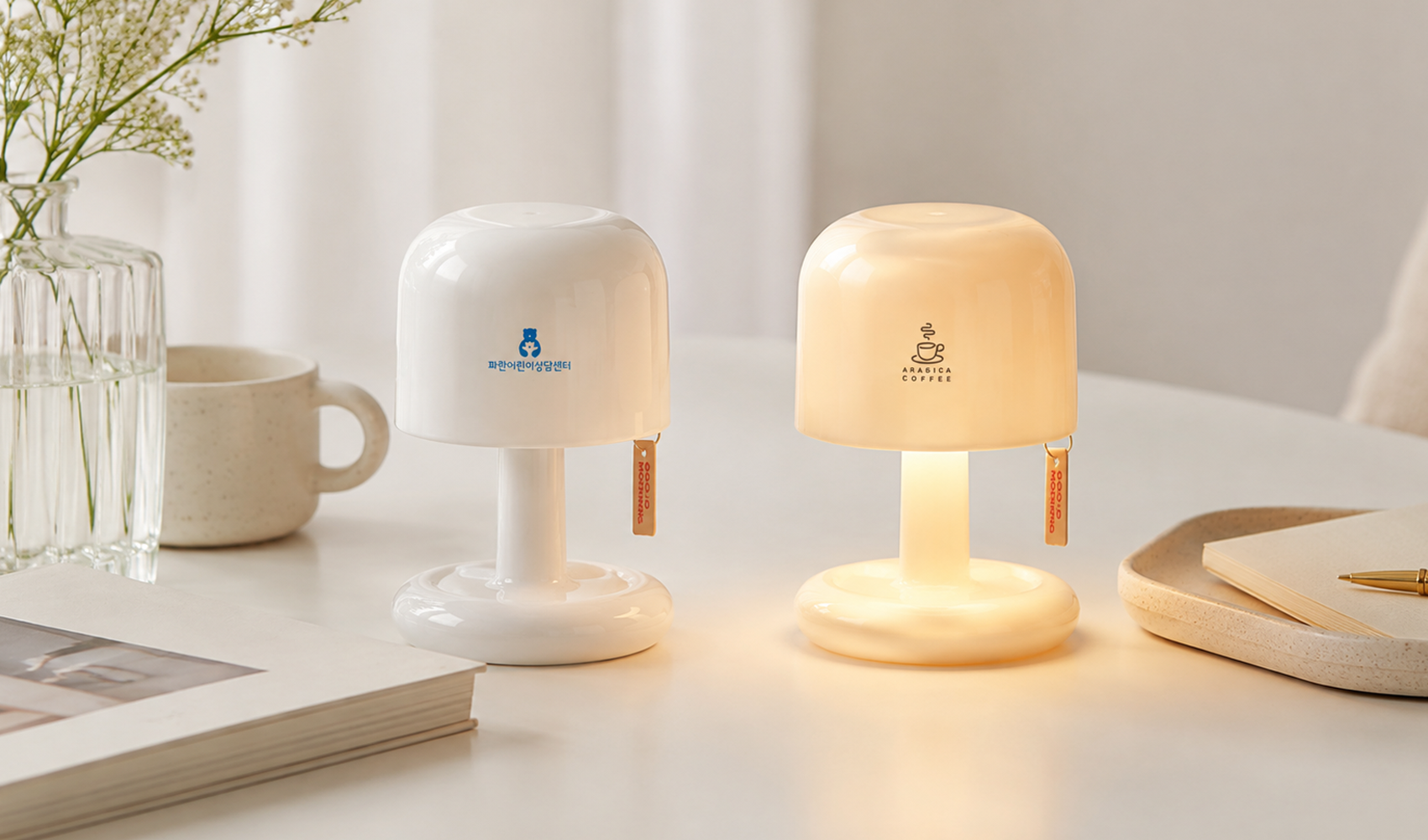 마플 무선 미니 터치 LED 무드등 – 기관 로고·카페 로고를 실크 인쇄해 제작한 화이트·아이보리 무드등 2종을 책상 위에 켜둔 이미지